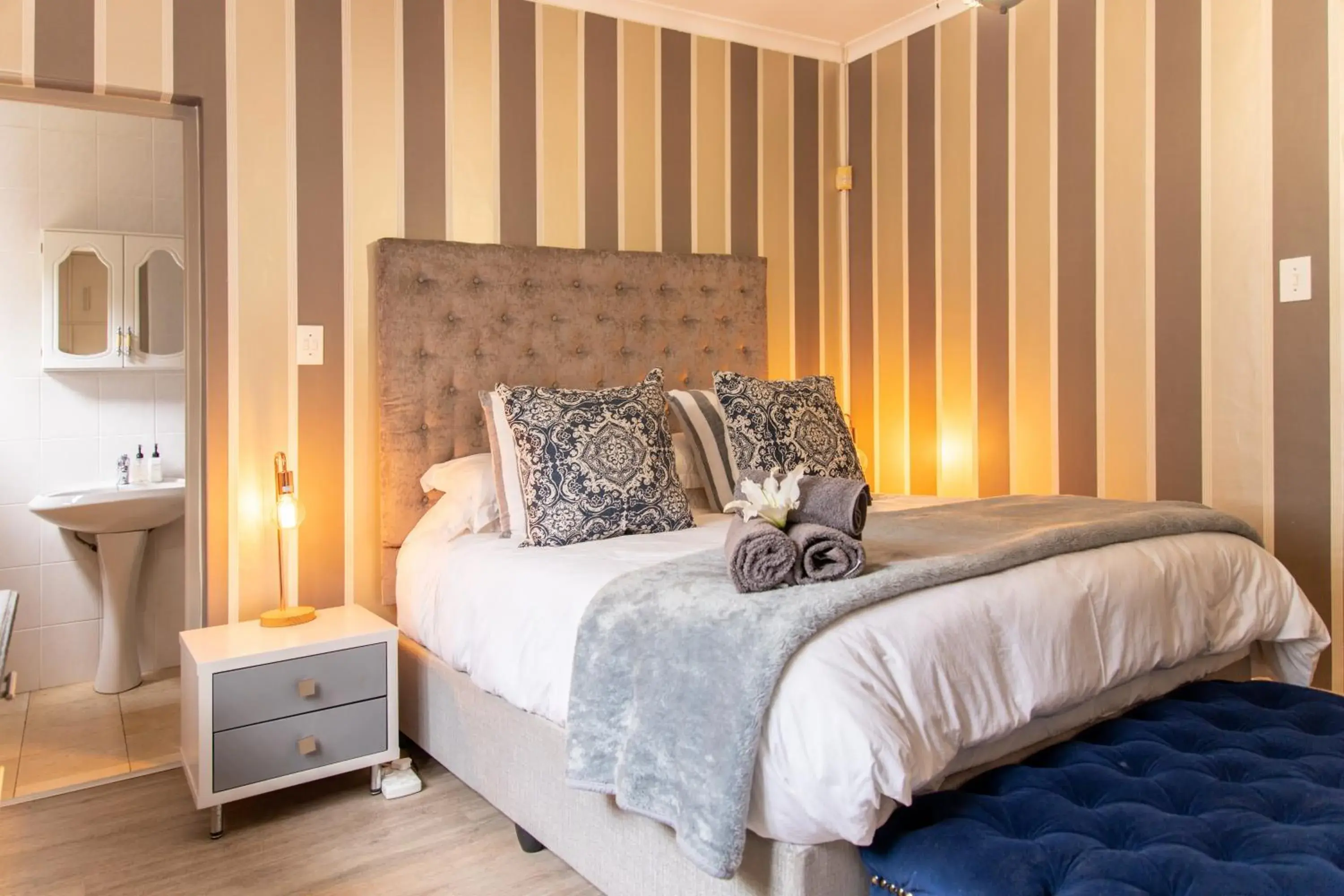 Deluxe Queen Suite in 2 On Lismore Guesthouse Deluxe Queen Suite in 2 On Lismore Guesthouse