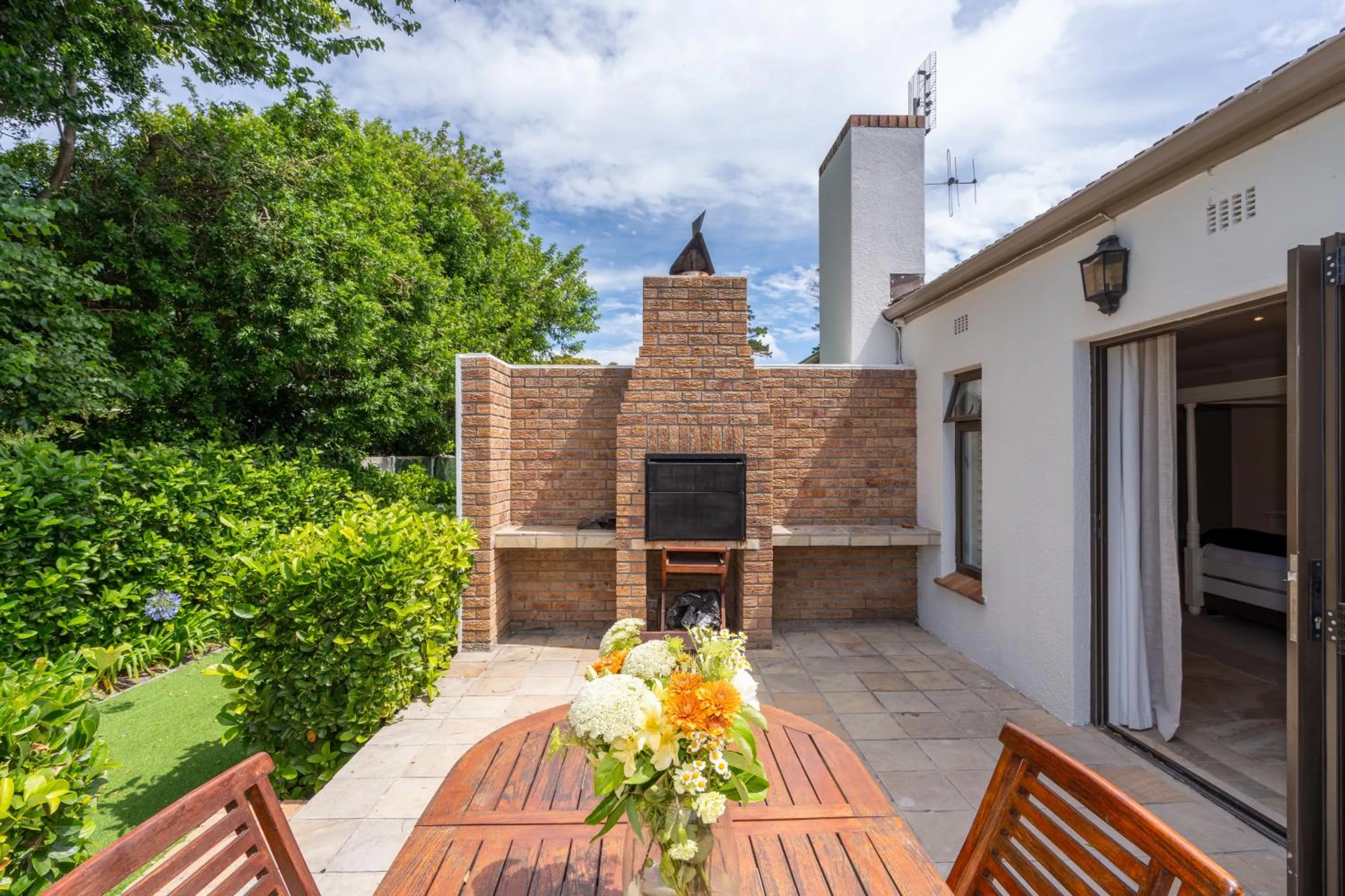 Patio in 2 On Lismore Guesthouse