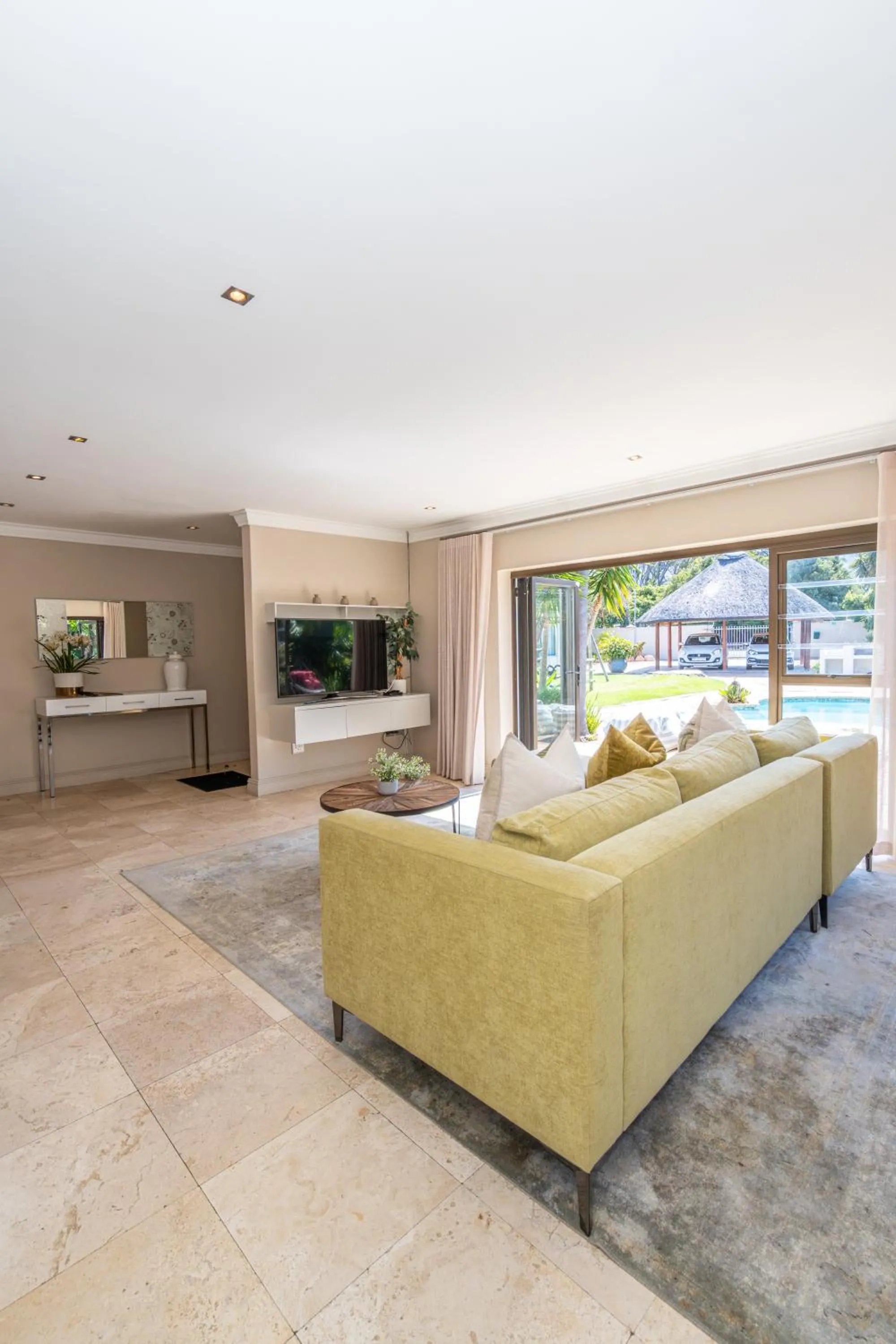 TV and multimedia in 2 On Lismore Guesthouse