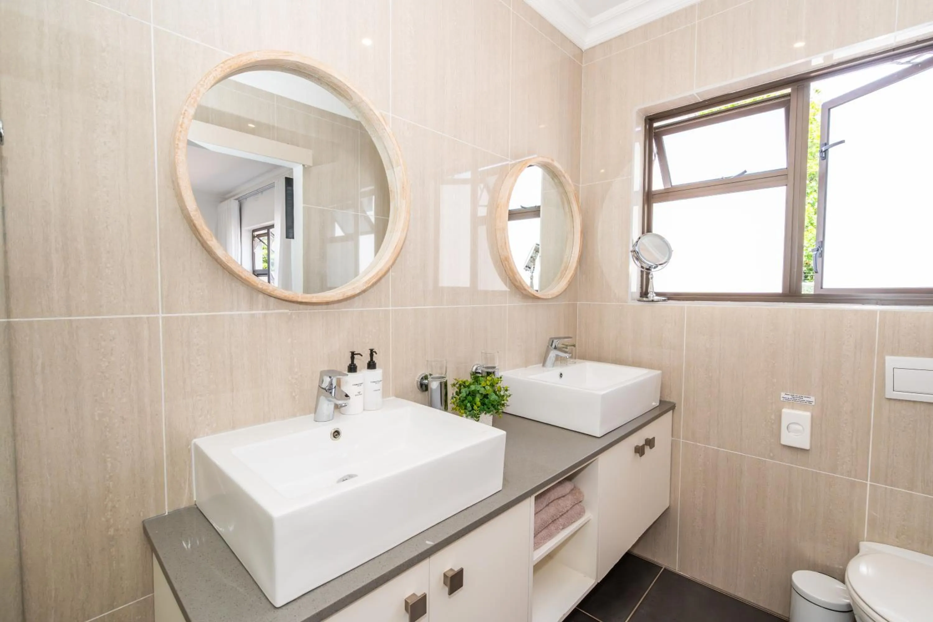 Bathroom in 2 On Lismore Guesthouse