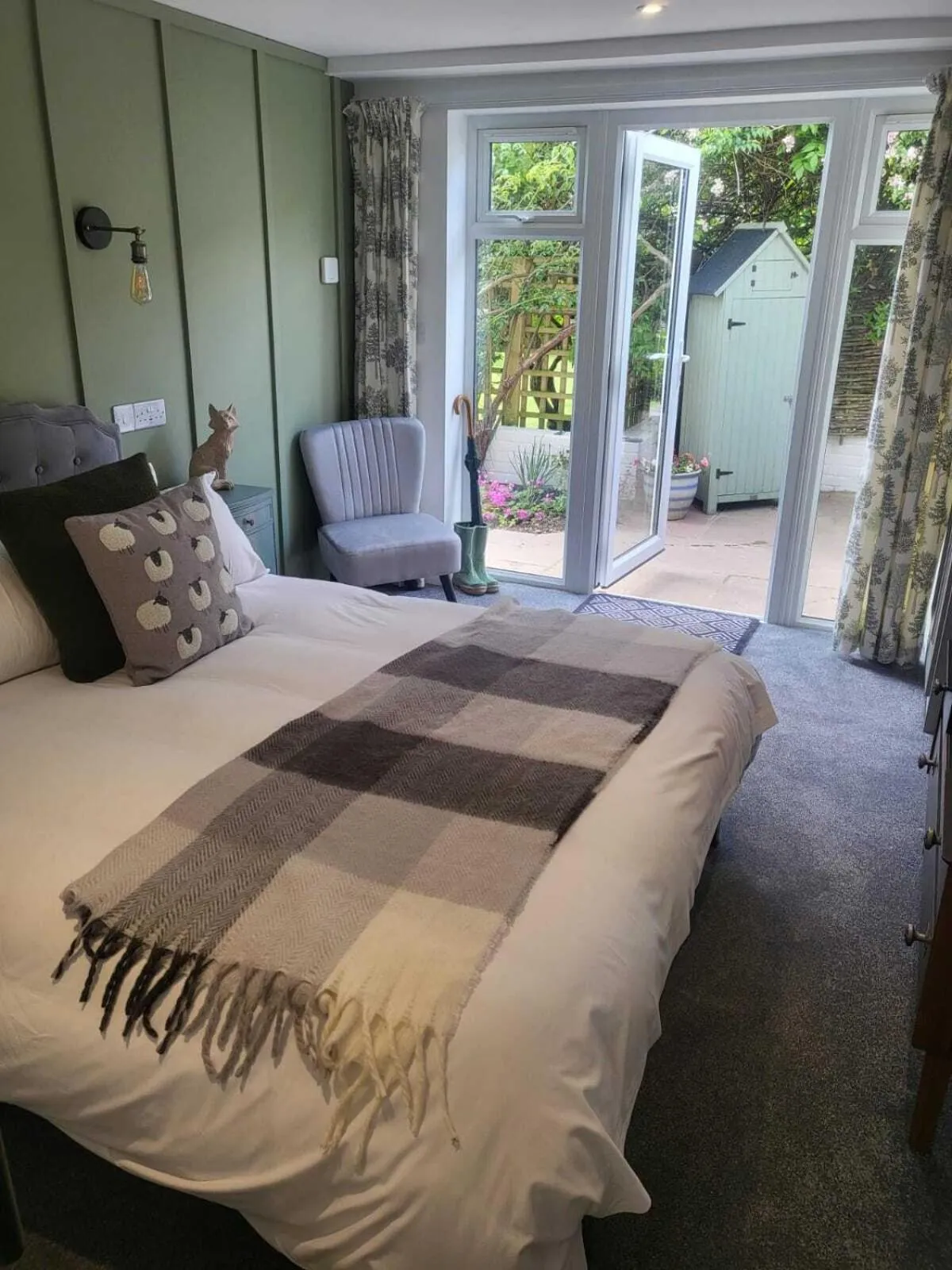 Bedroom, Bed in The Three Cups Inn