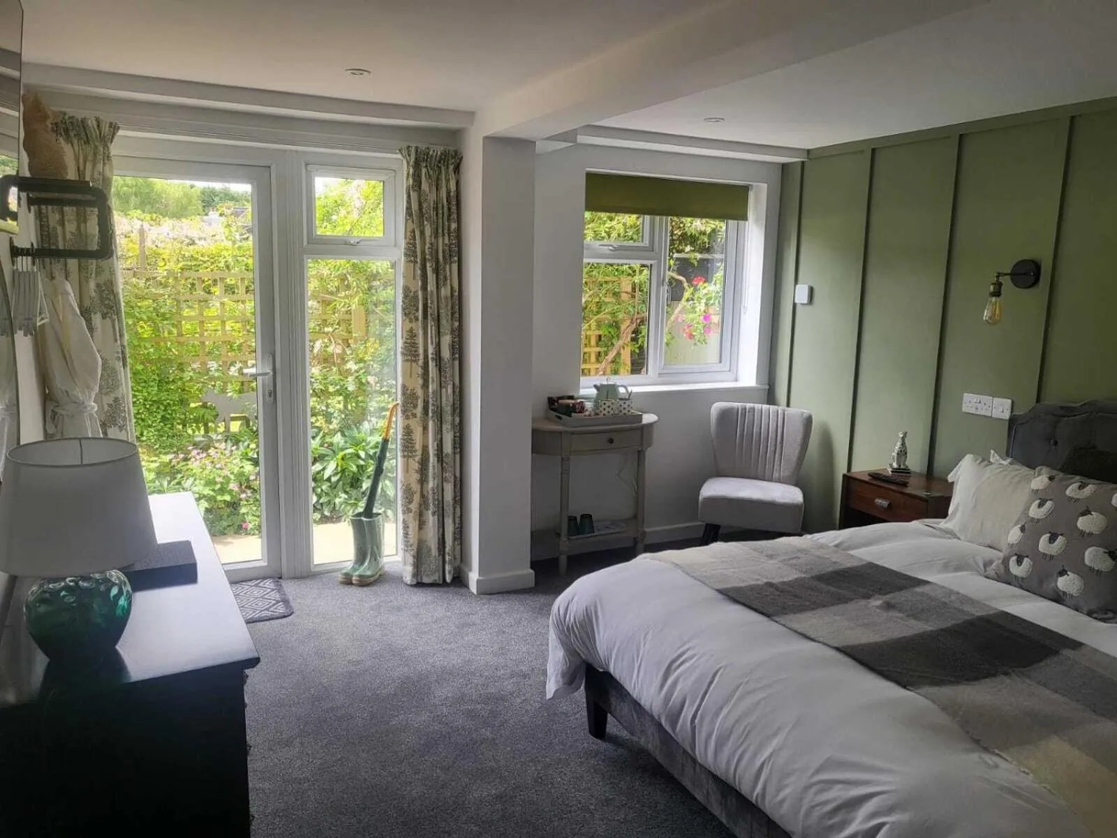 Bathroom, Bed in The Three Cups Inn