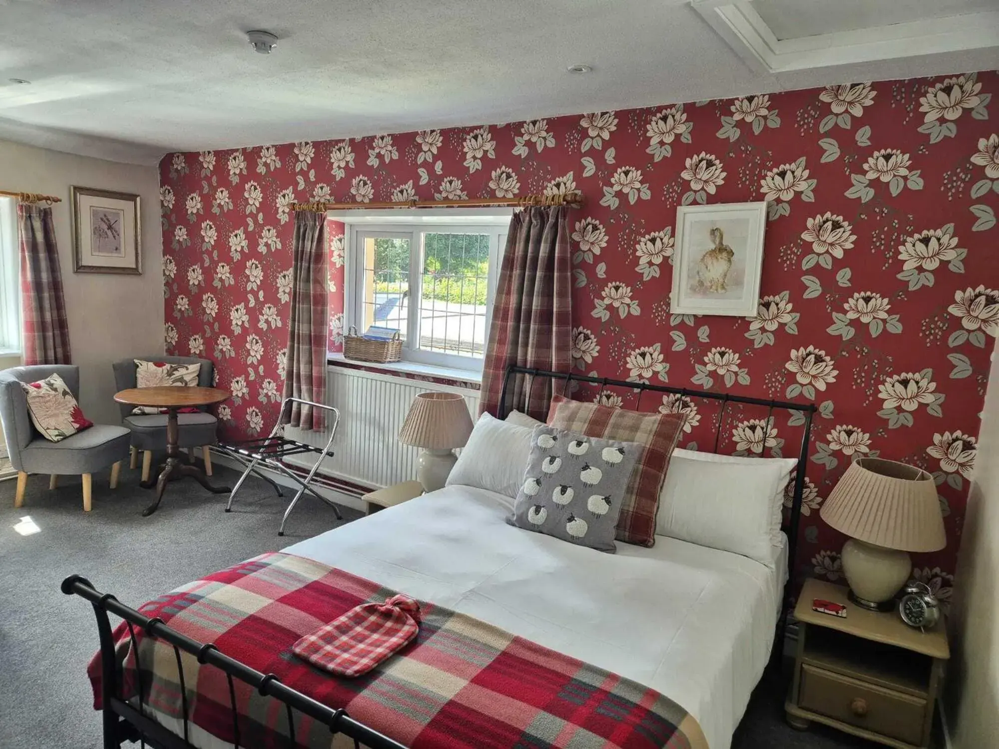 Deluxe Queen Room in The Three Cups Inn Deluxe Queen Room in The Three Cups Inn