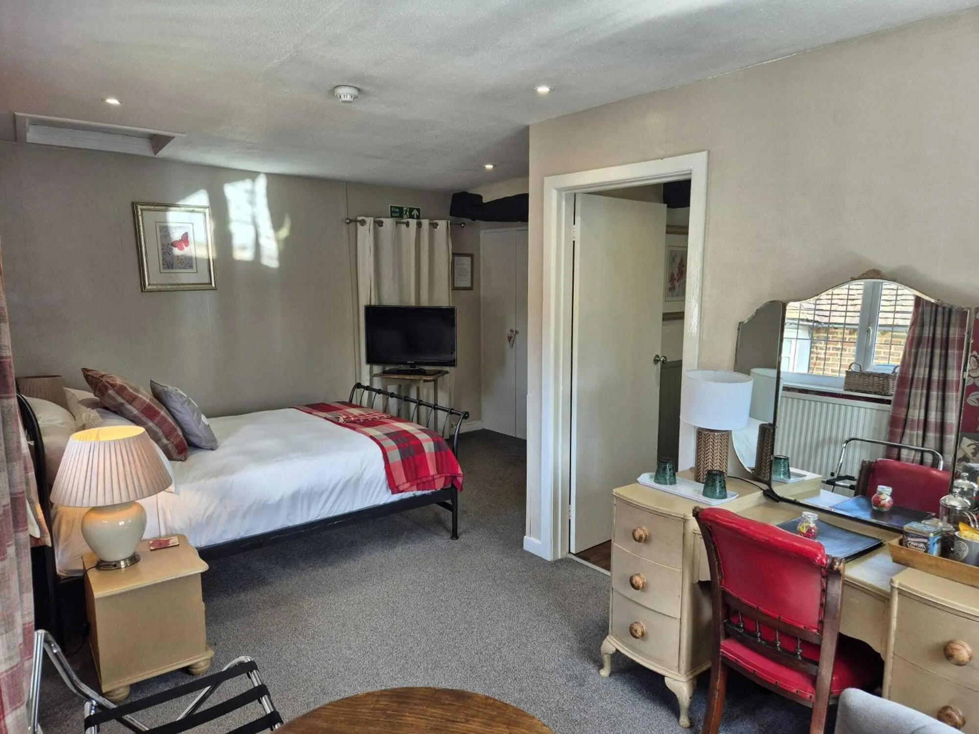 Bedroom, Bed in The Three Cups Inn