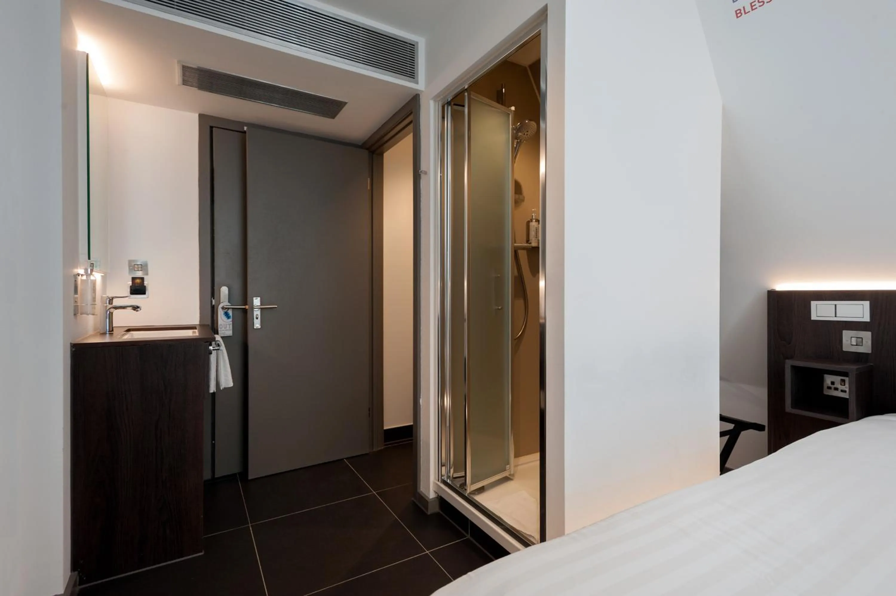 Bathroom, Bed in Heeton Concept Hotel – Luma Hammersmith