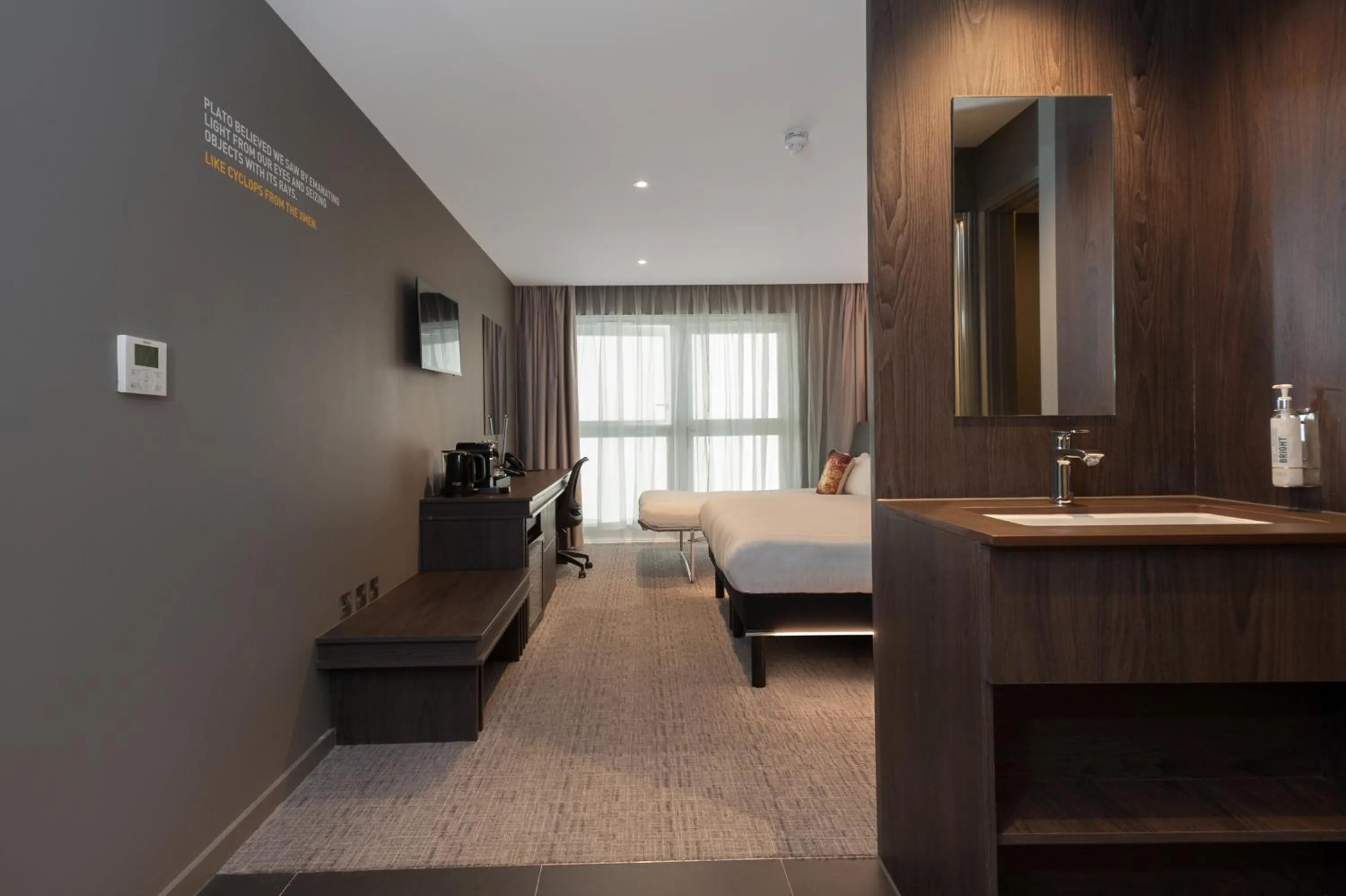 Bathroom, Bed in Heeton Concept Hotel – Luma Hammersmith