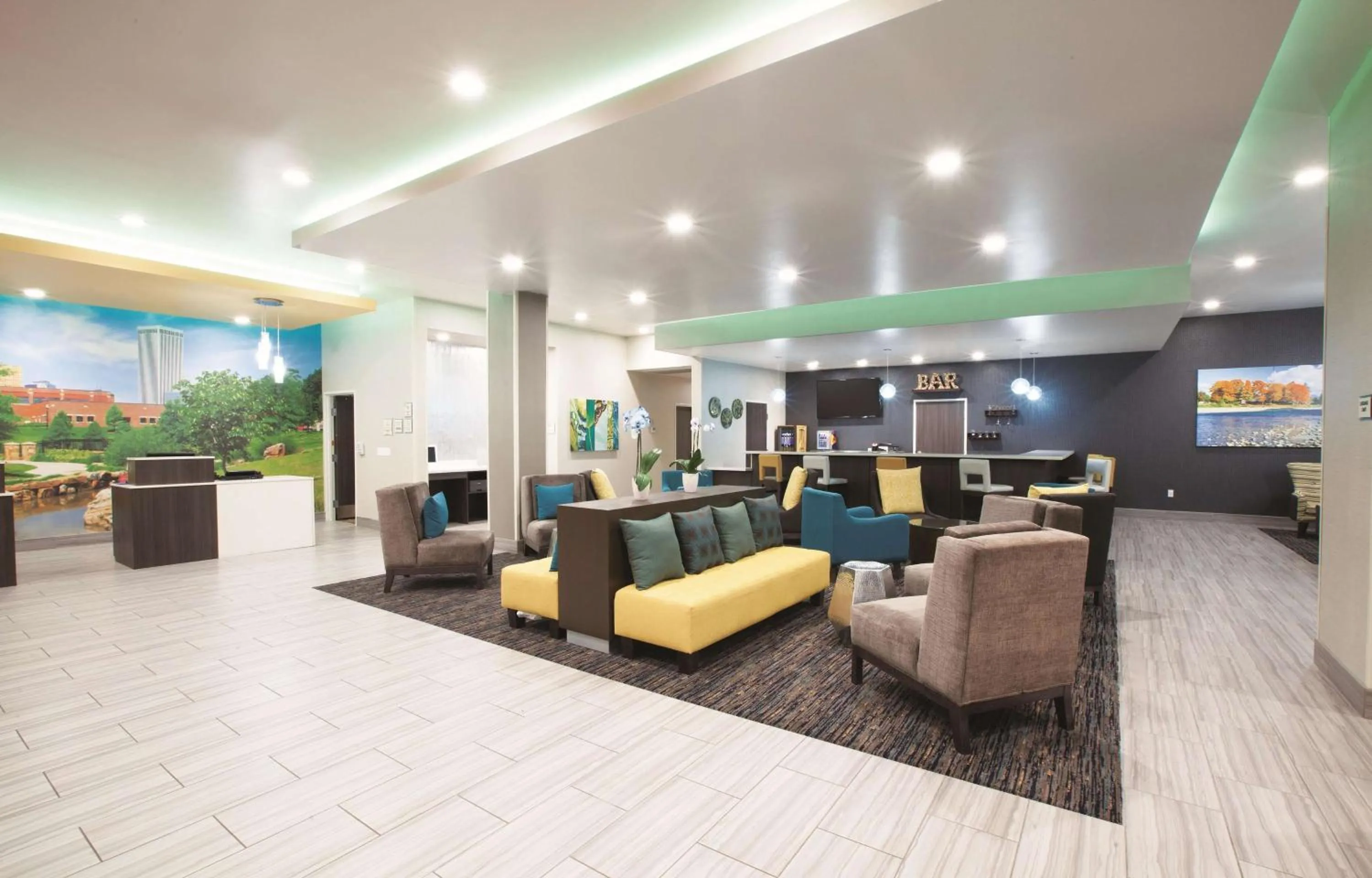 Lobby or reception in La Quinta by Wyndham Tulsa Broken Arrow