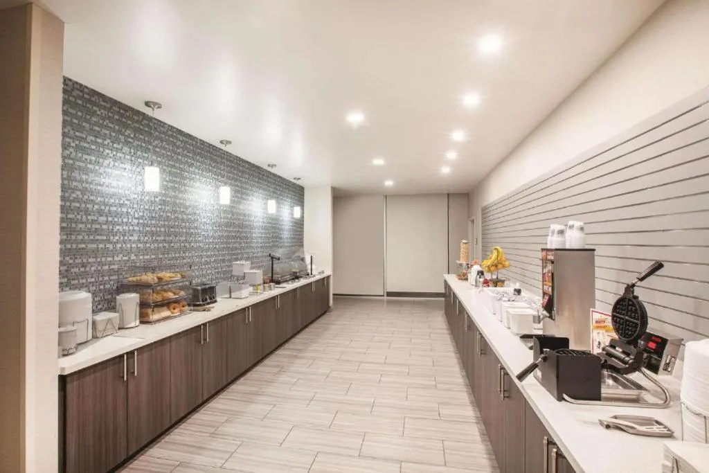 Buffet breakfast in La Quinta by Wyndham Tulsa Broken Arrow