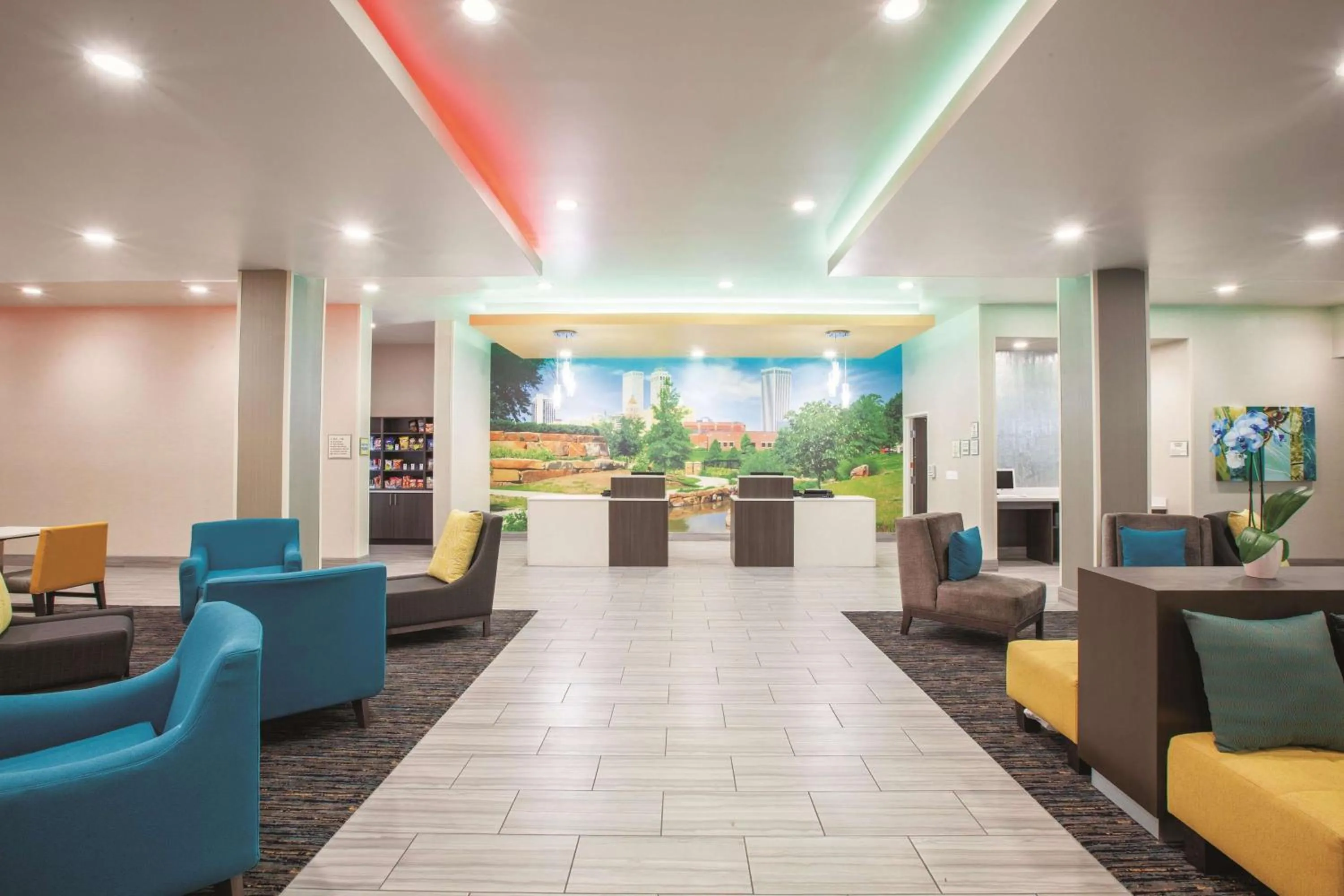 Lobby or reception in La Quinta by Wyndham Tulsa Broken Arrow
