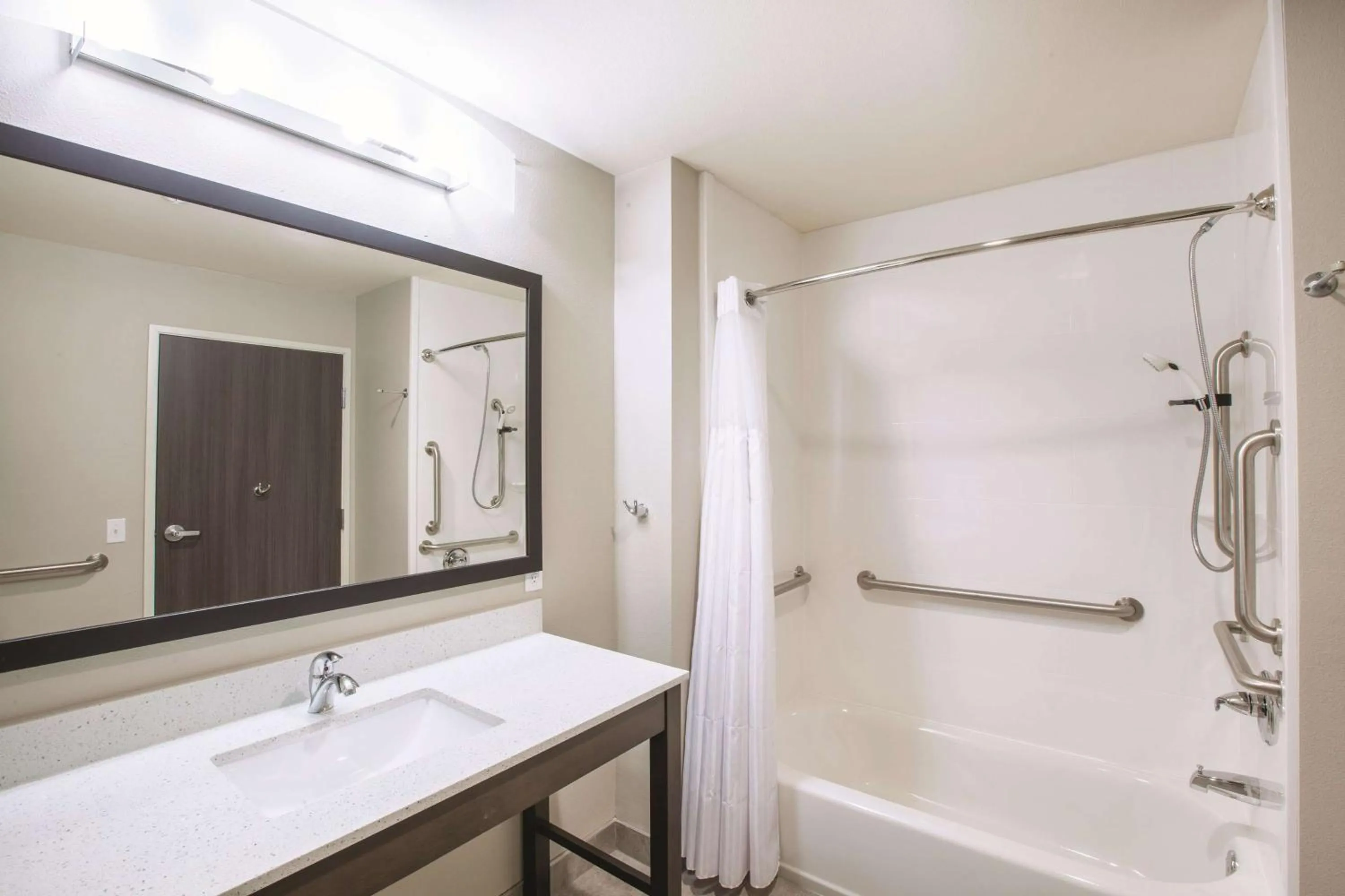 Photo of the whole room in La Quinta by Wyndham Tulsa Broken Arrow