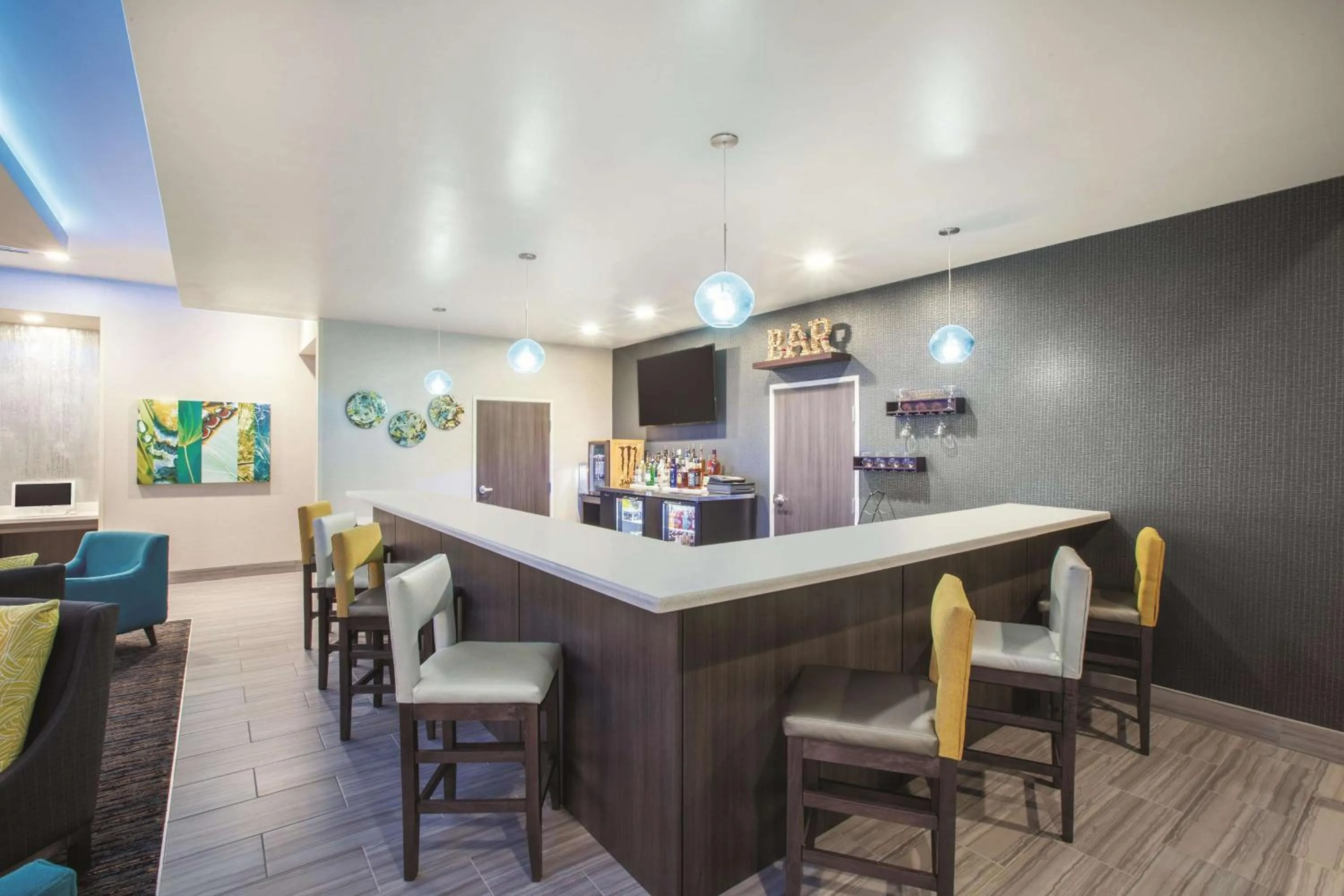 Lounge or bar in La Quinta by Wyndham Tulsa Broken Arrow