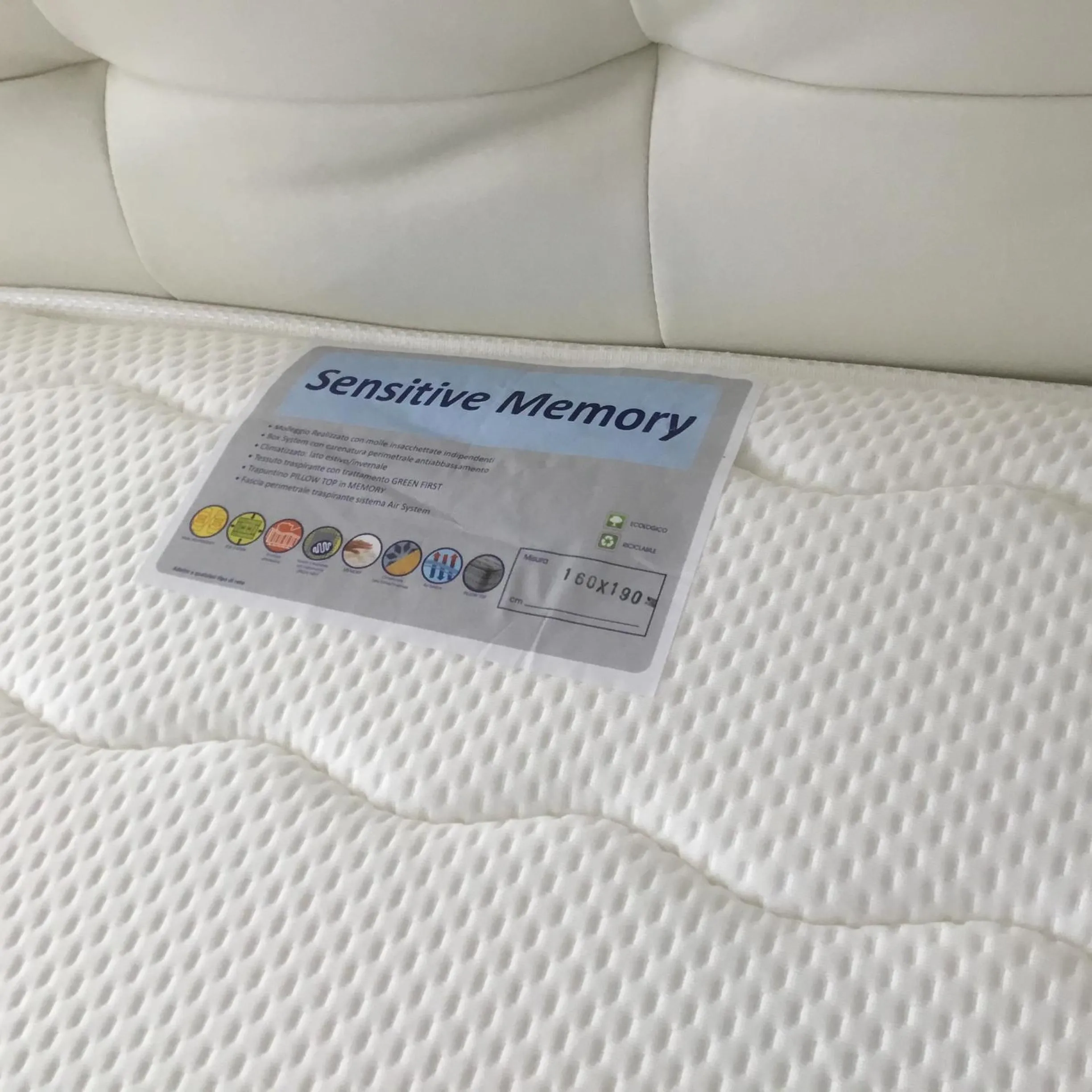 Decorative detail, Bed in White Dream Suites