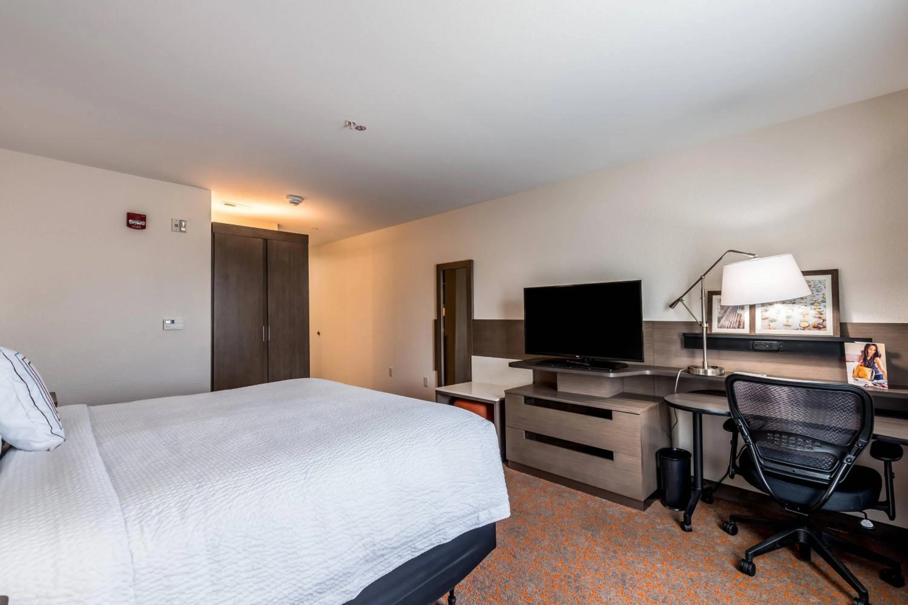 Photo of the whole room, Bed in Fairfield Inn & Suites by Marriott St. Joseph Stevensville