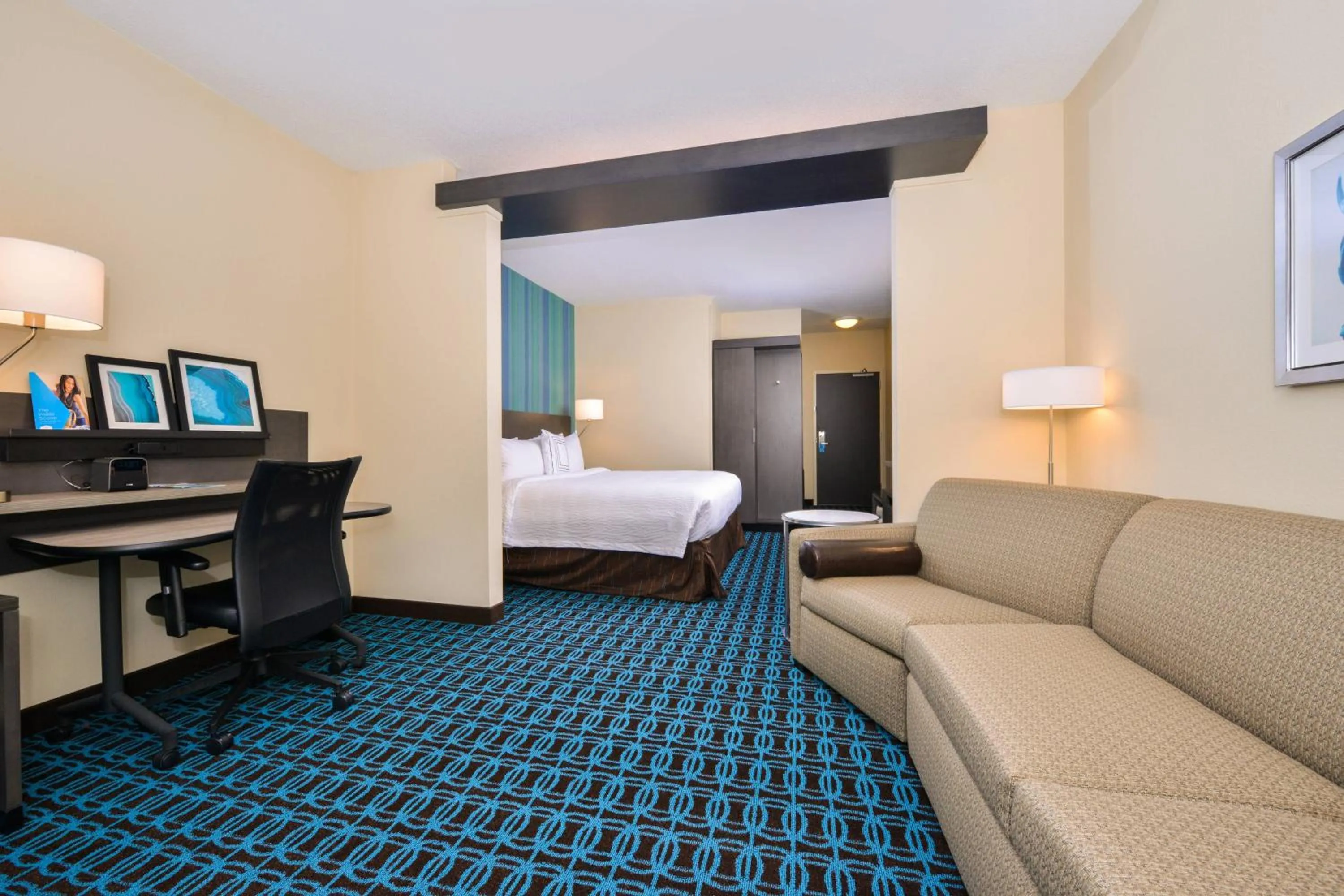 Living room, Bed in Fairfield Inn & Suites by Marriott Raleigh Cary