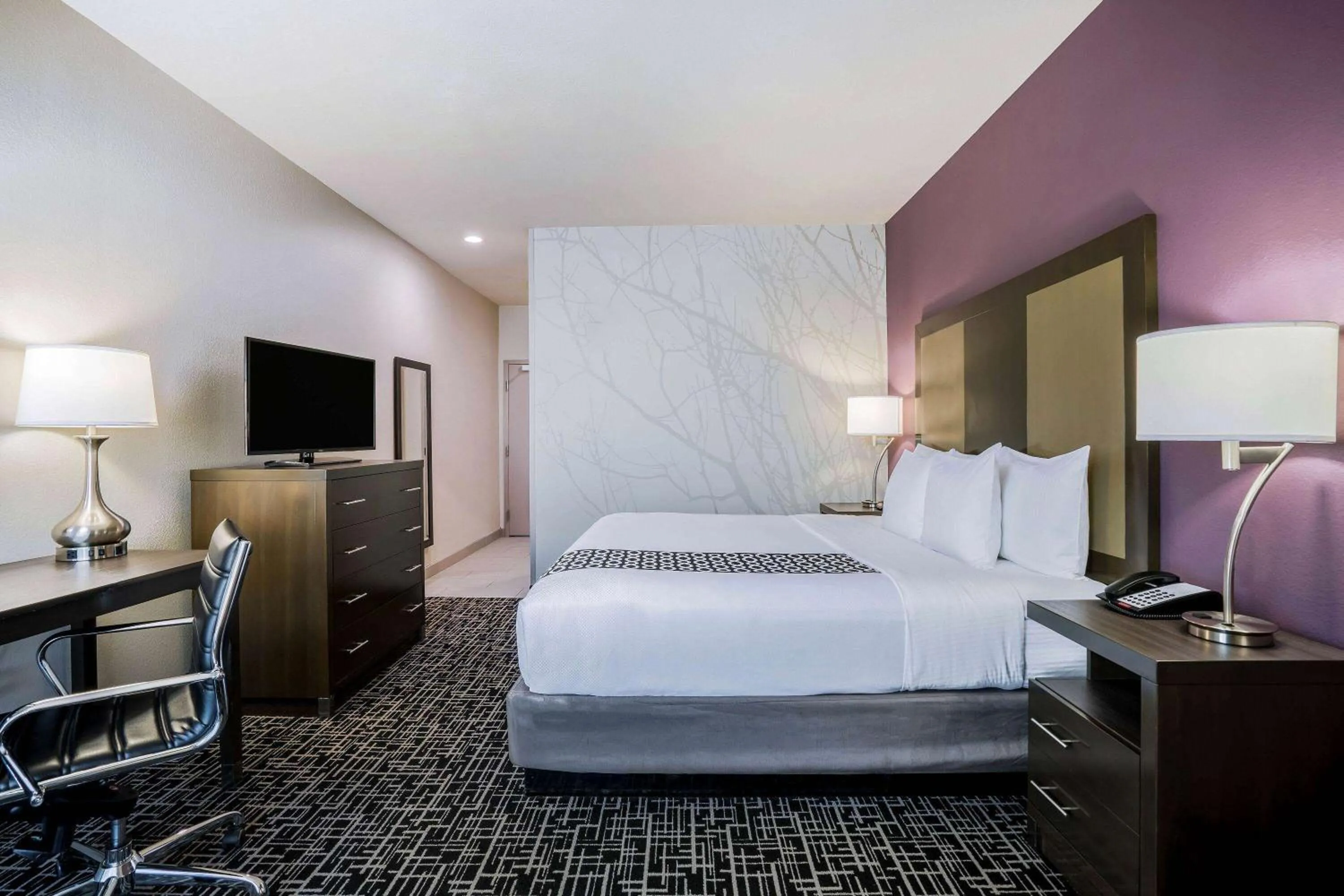 Photo of the whole room, Bed in La Quinta by Wyndham Houston Cypress