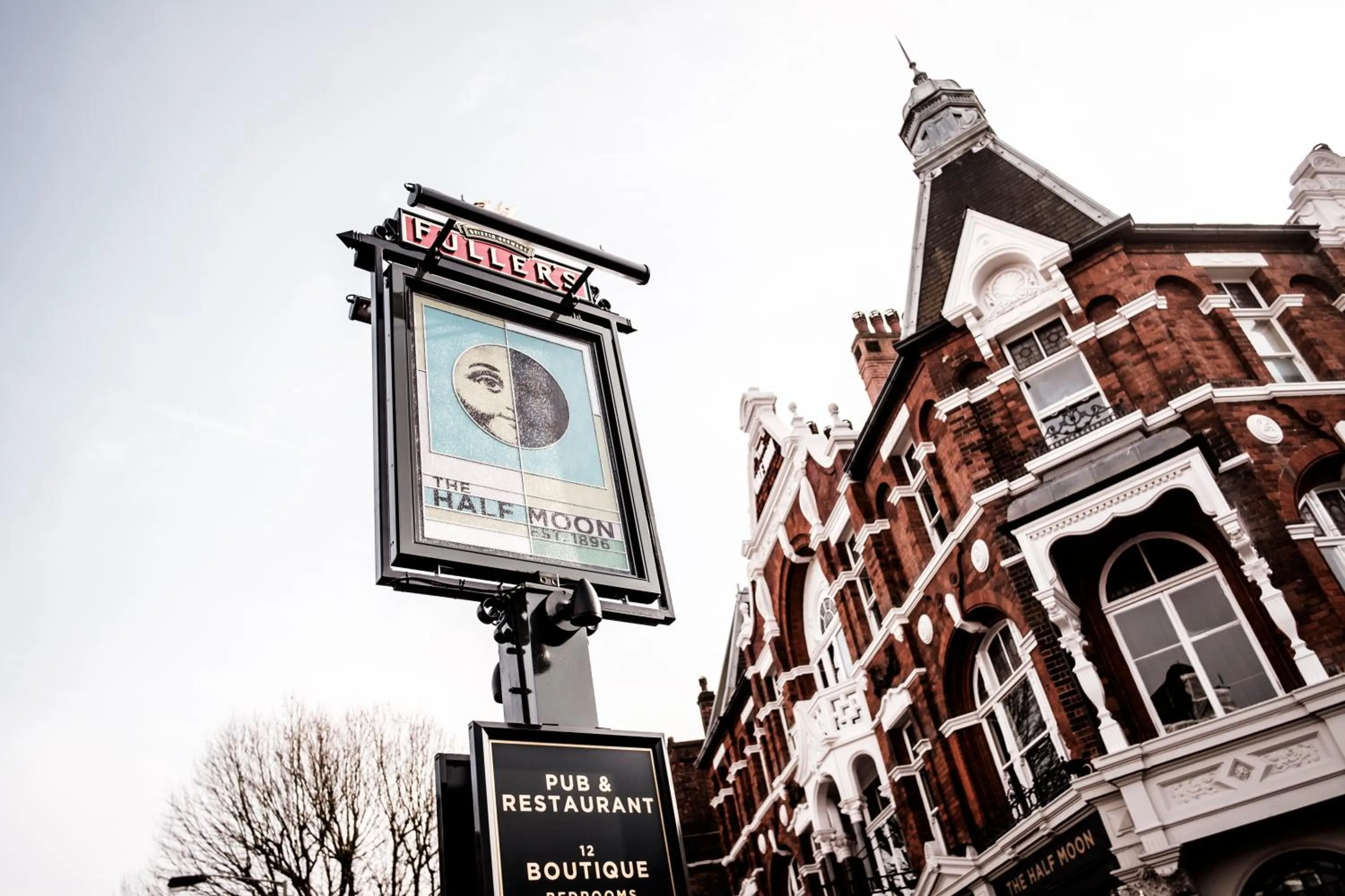 Facade/entrance in Half Moon