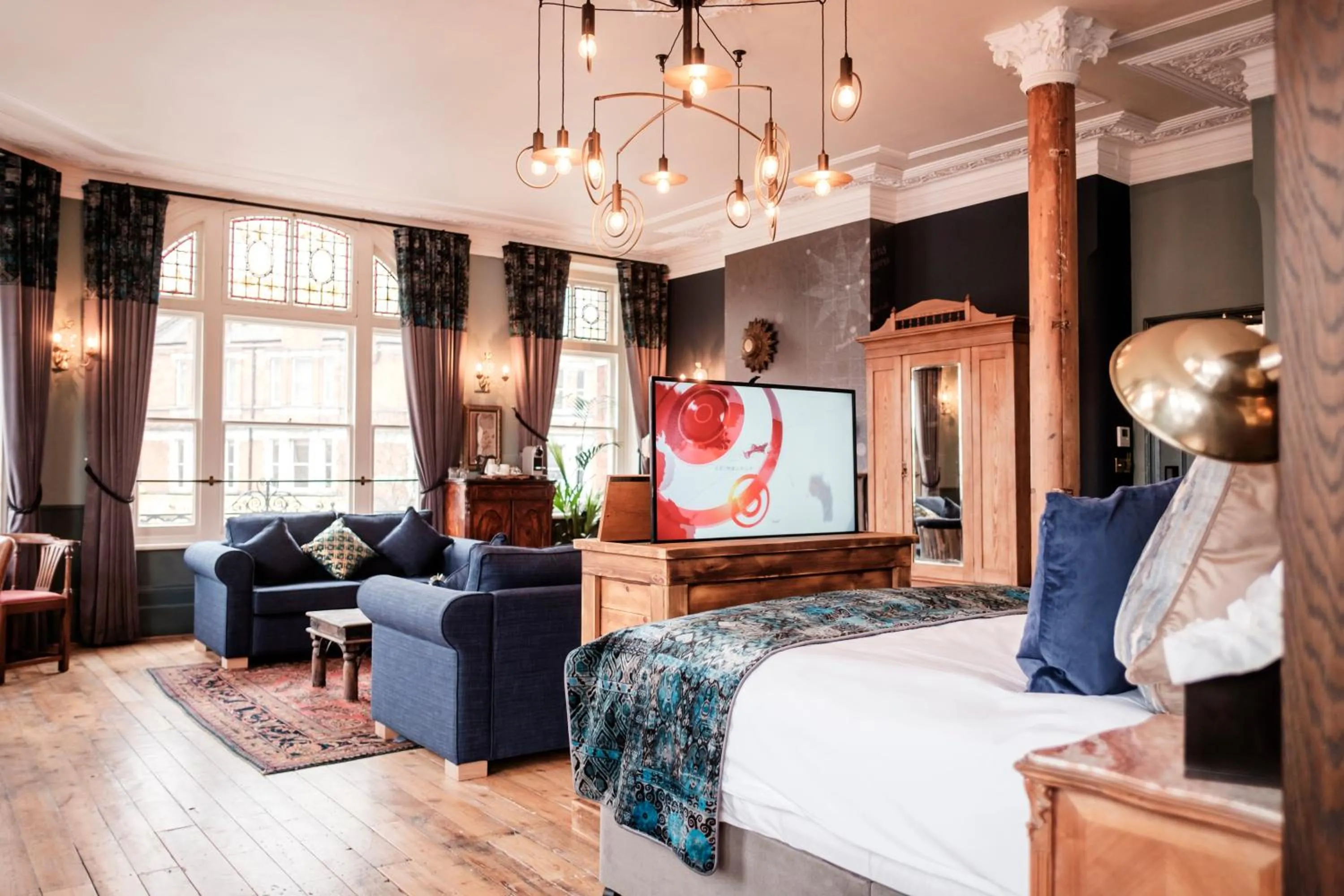 Photo of the whole room, Bed in Half Moon