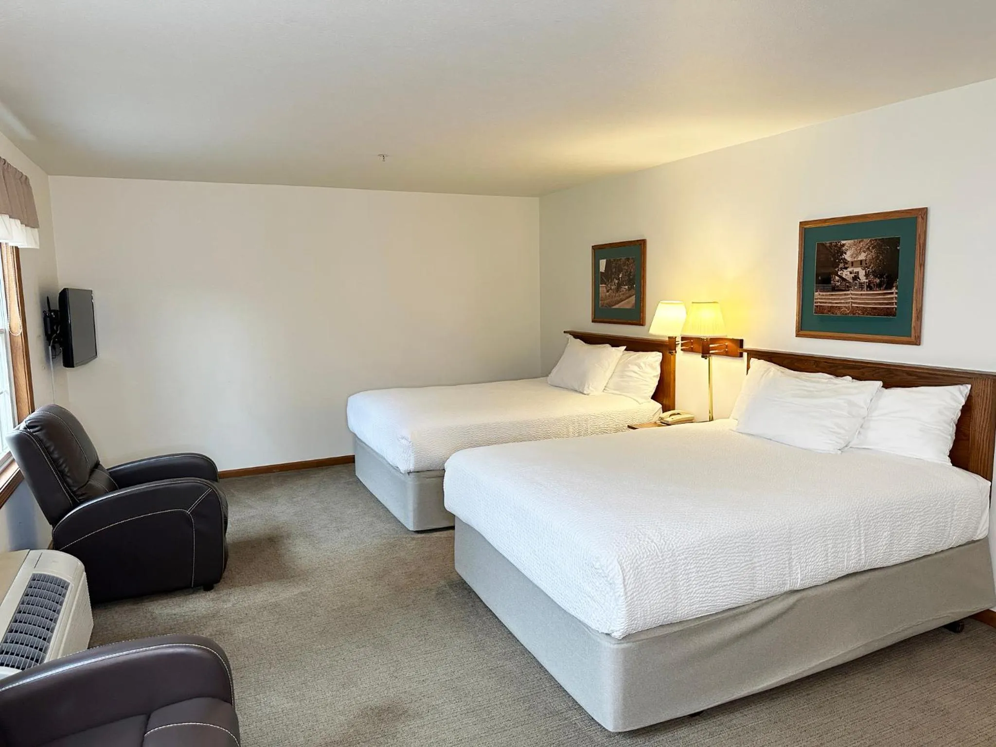 Bed in Farmstead Inn and Conference Center