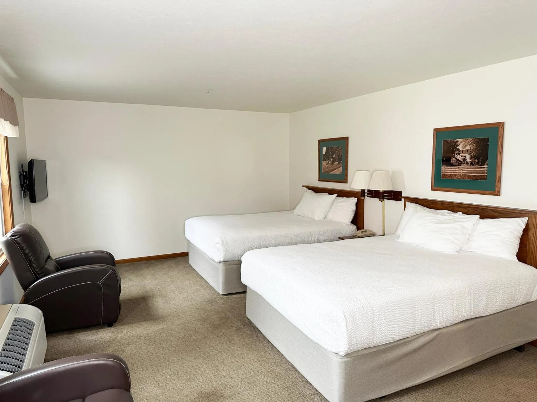 Bed in Farmstead Inn and Conference Center