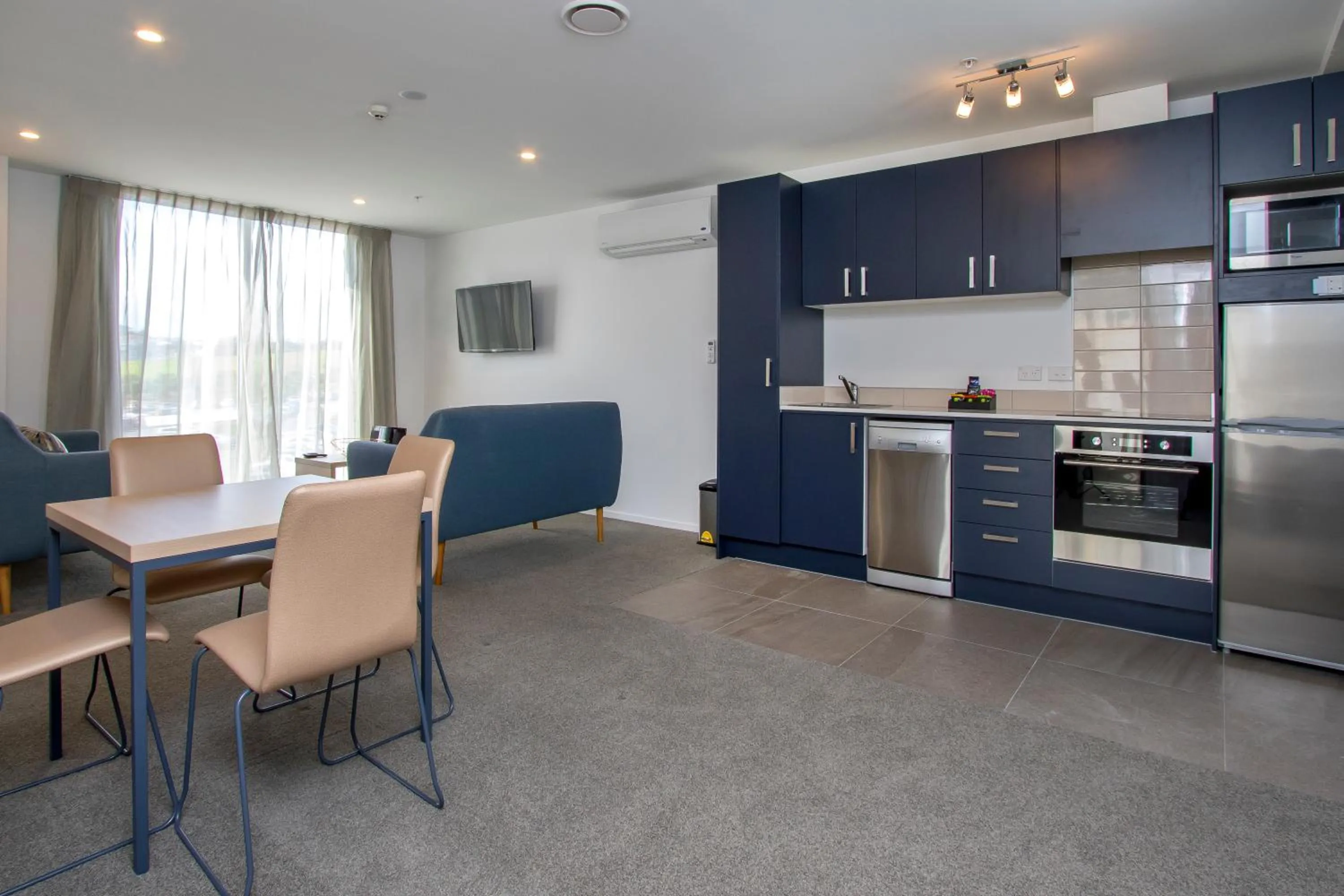 TV and multimedia in Ramada Suites by Wyndham Albany