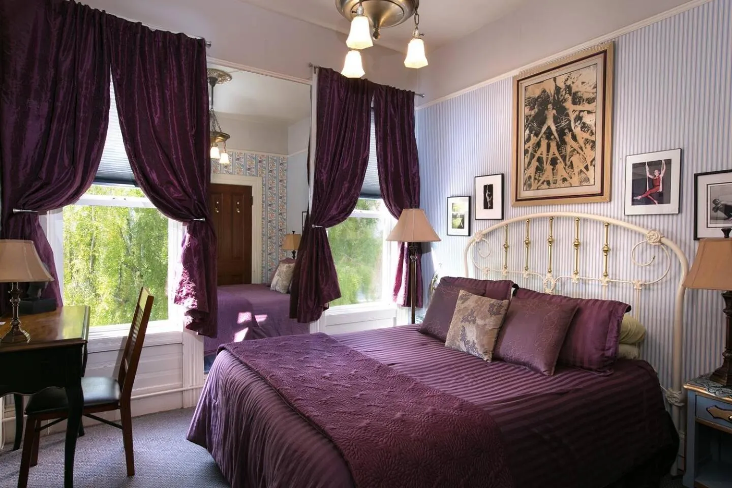 Bed in Noe's Nest Bed and Breakfast