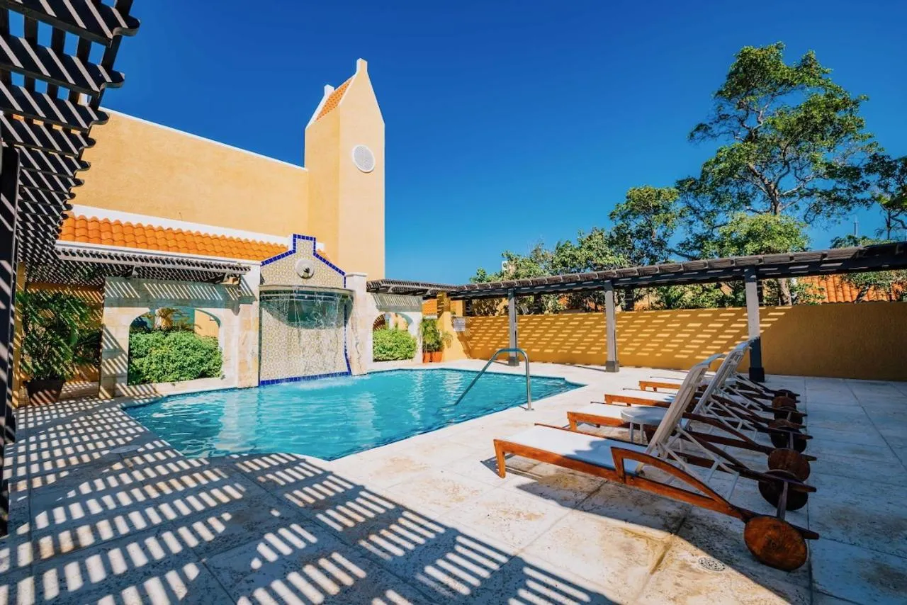Pool view in Harbour Village Beach Club