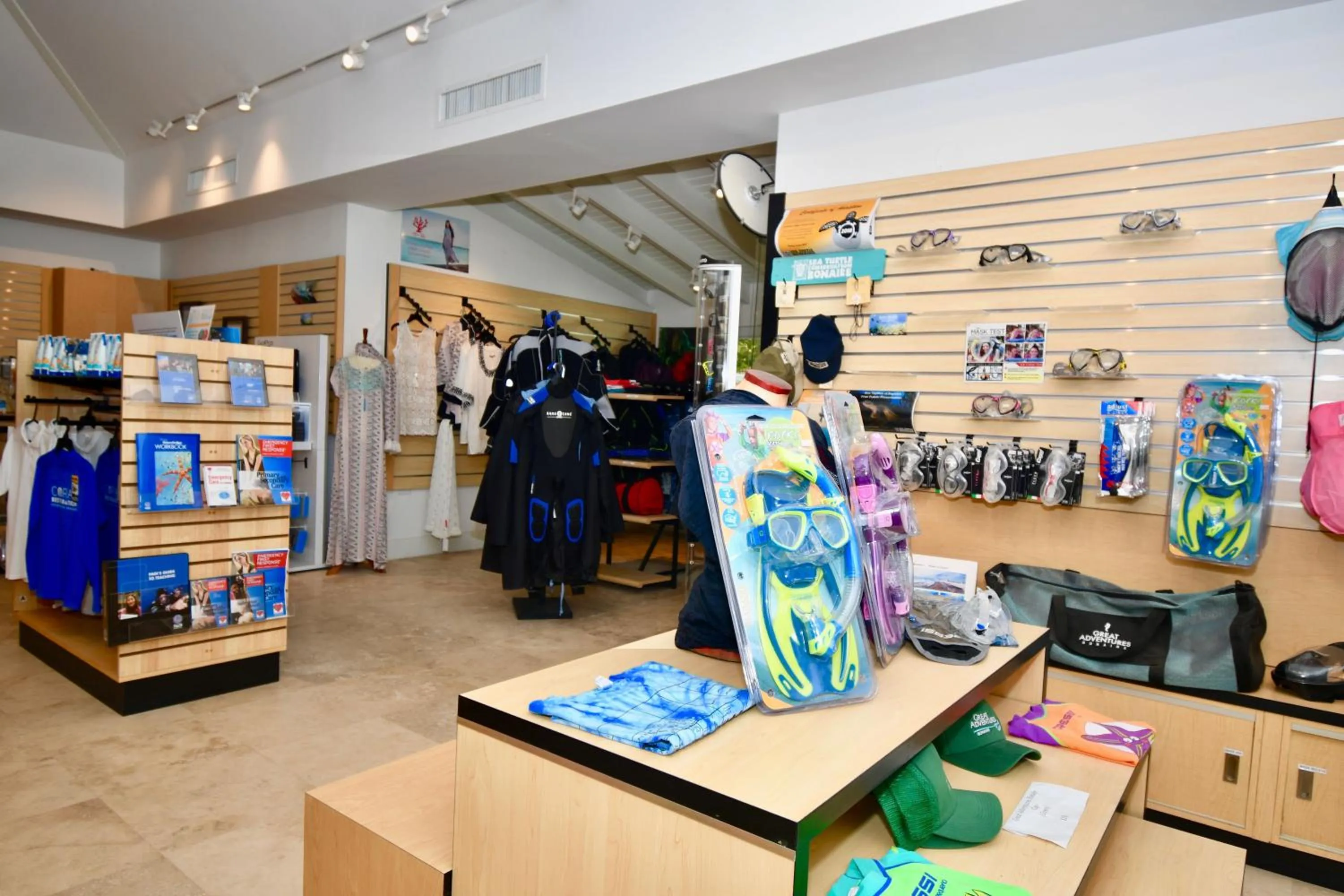 On-site shops in Harbour Village Beach Club