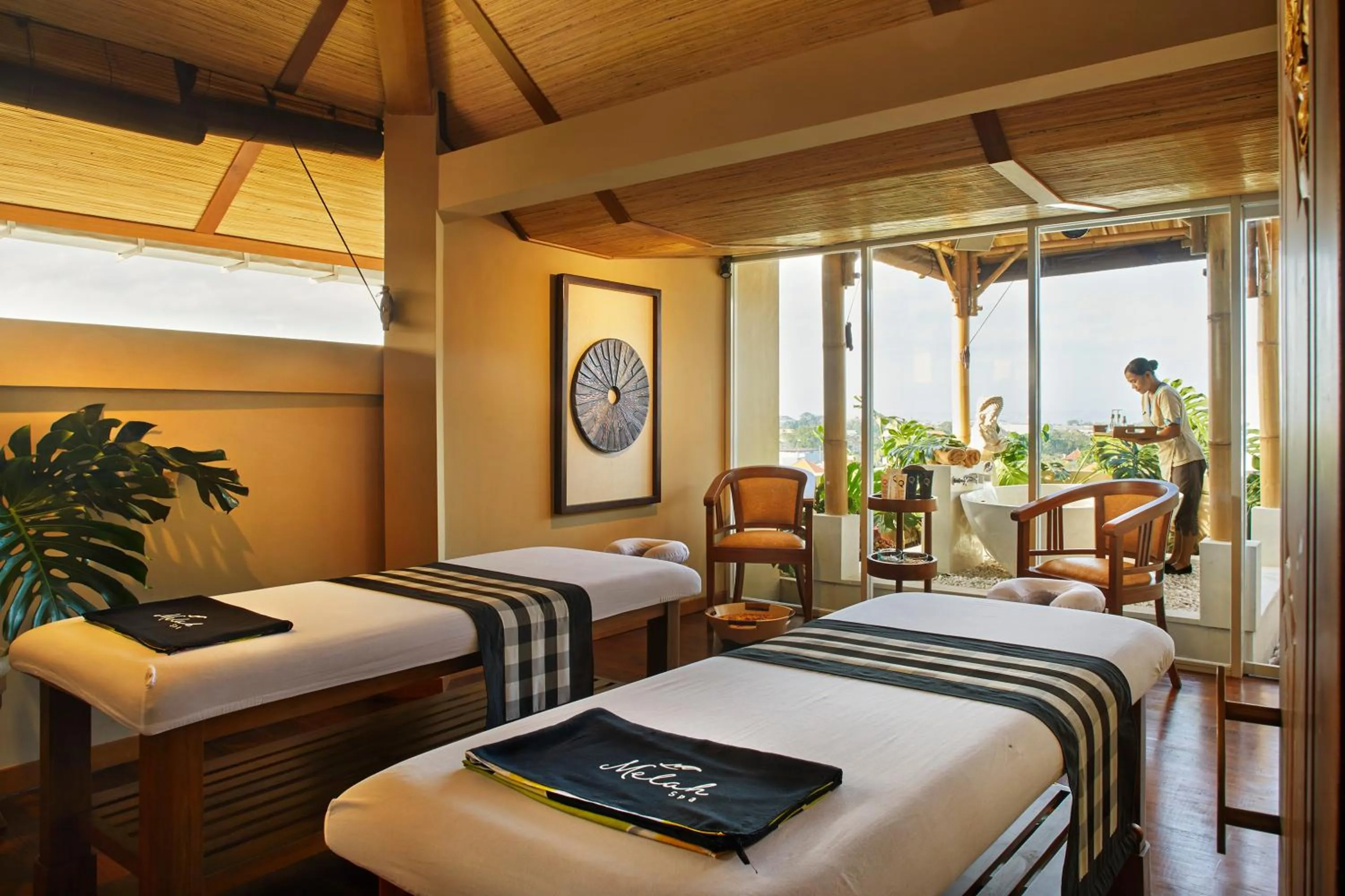 Open Air Bath, Bed in Jambuluwuk Oceano Seminyak Hotel