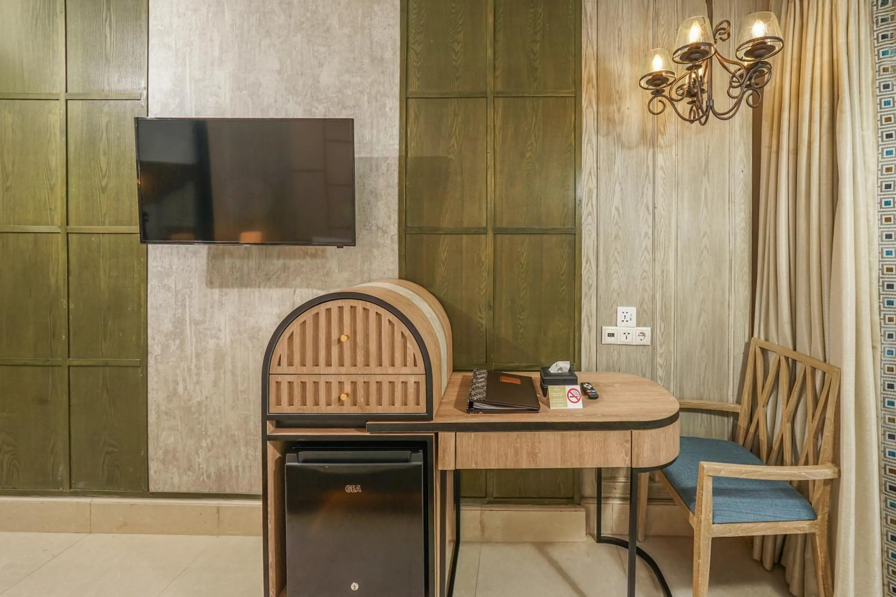 TV and multimedia in Jambuluwuk Oceano Seminyak Hotel