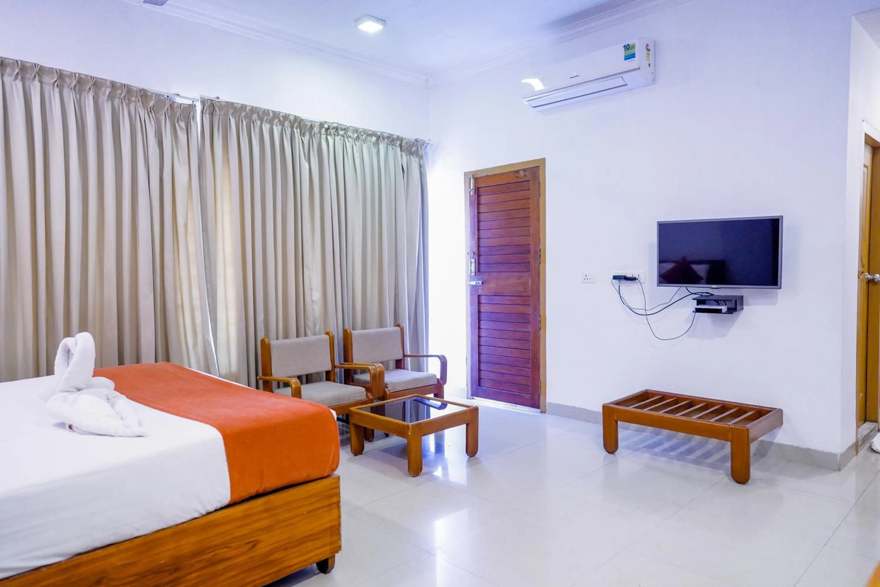 Bedroom, Bed in Casino Hotels Ltd