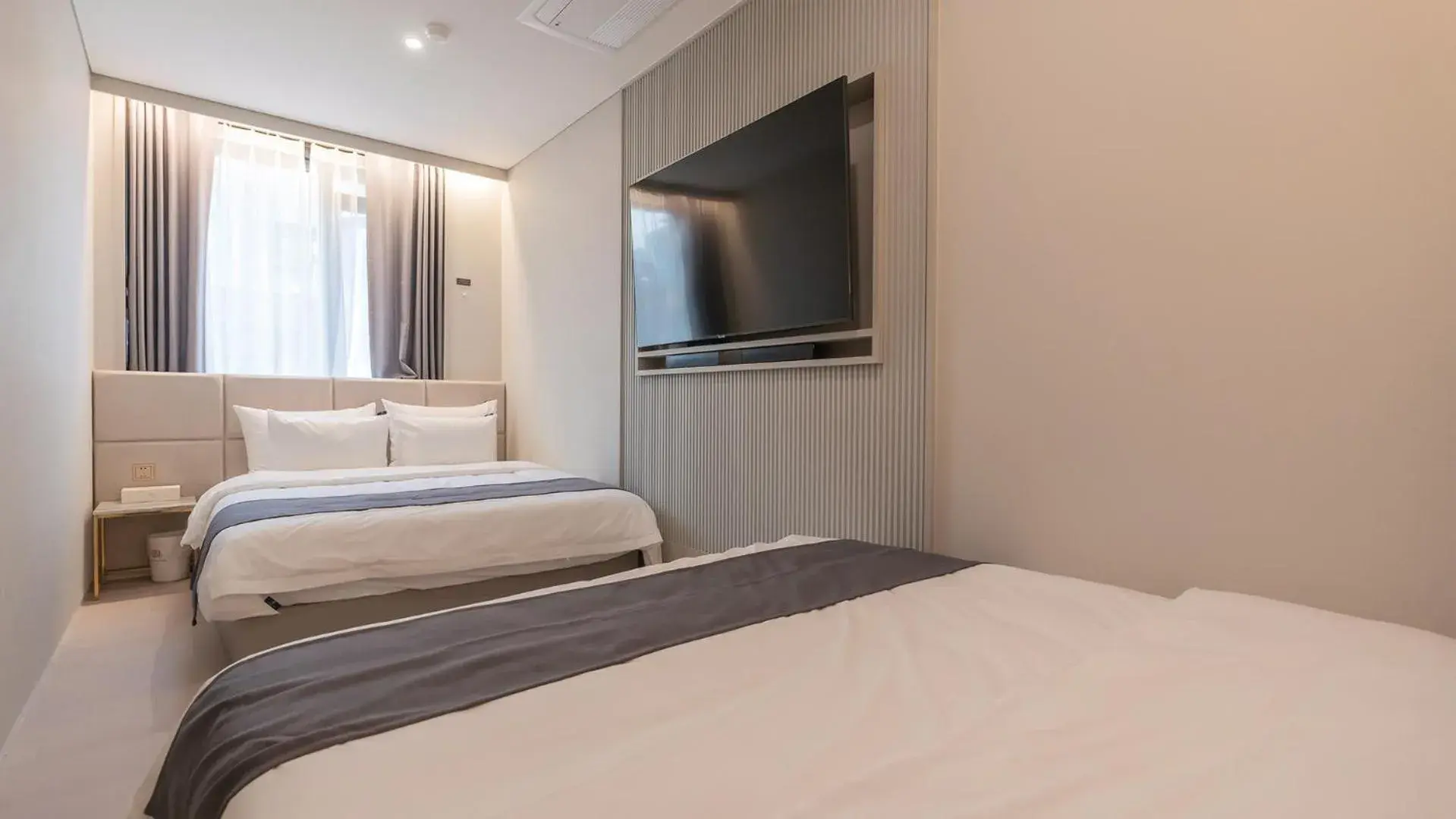 Deluxe Quadruple Room in Denbasta Central Hotel Seomyeon Deluxe Quadruple Room in Denbasta Central Hotel Seomyeon