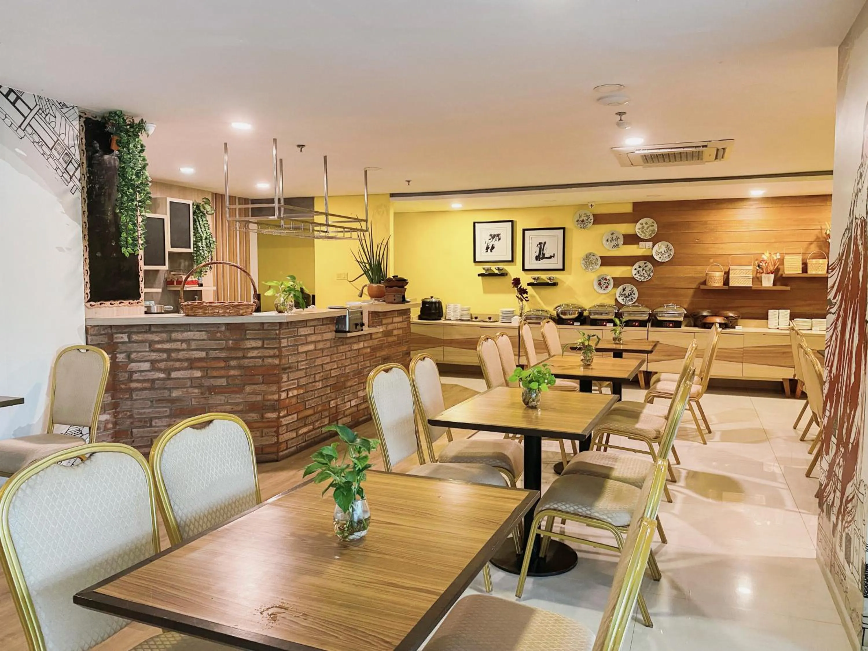 Restaurant/places to eat in Verse Lite Hotel Gajah Mada