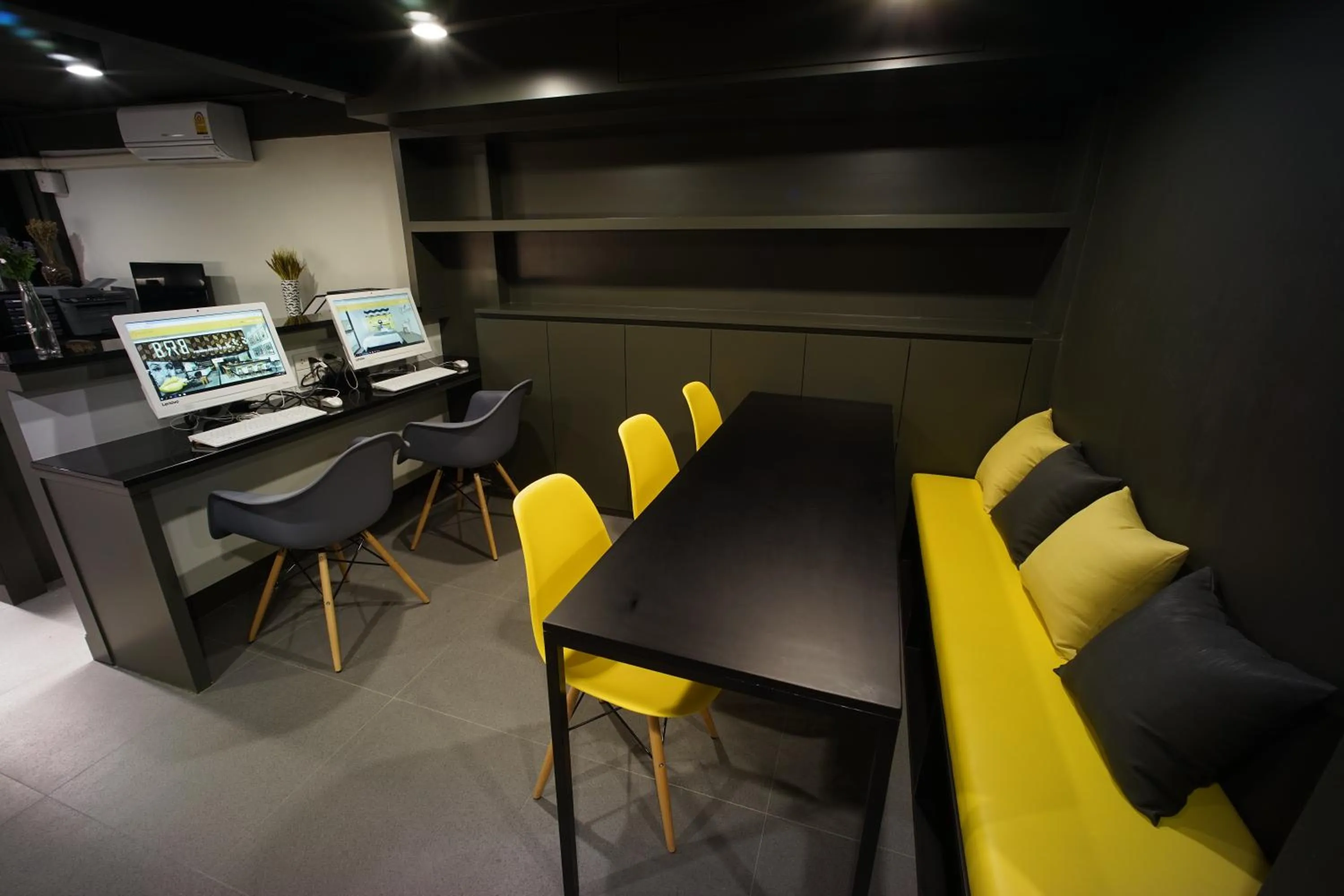 Communal lounge/ TV room in BRB Hostel Bangkok Silom