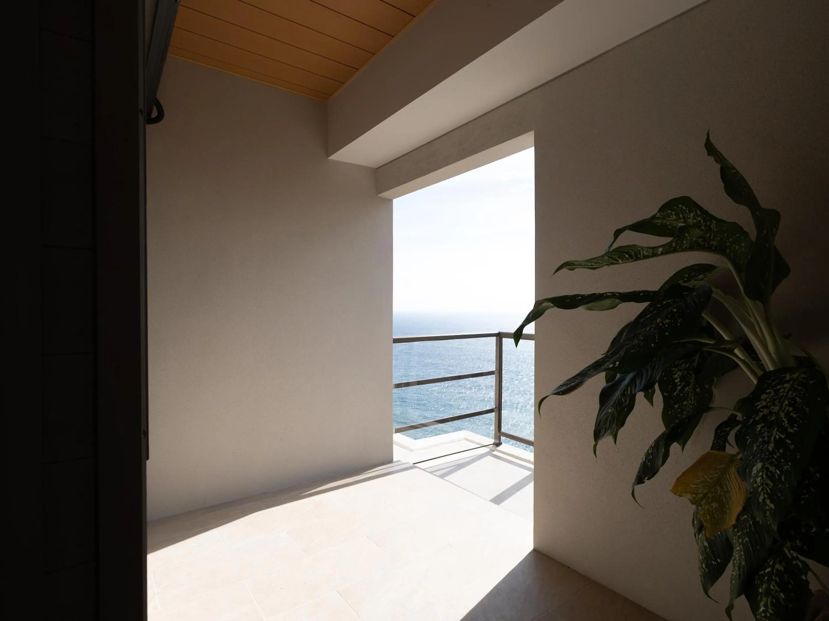 Seating area in IZU RETREAT by Onko Chishin