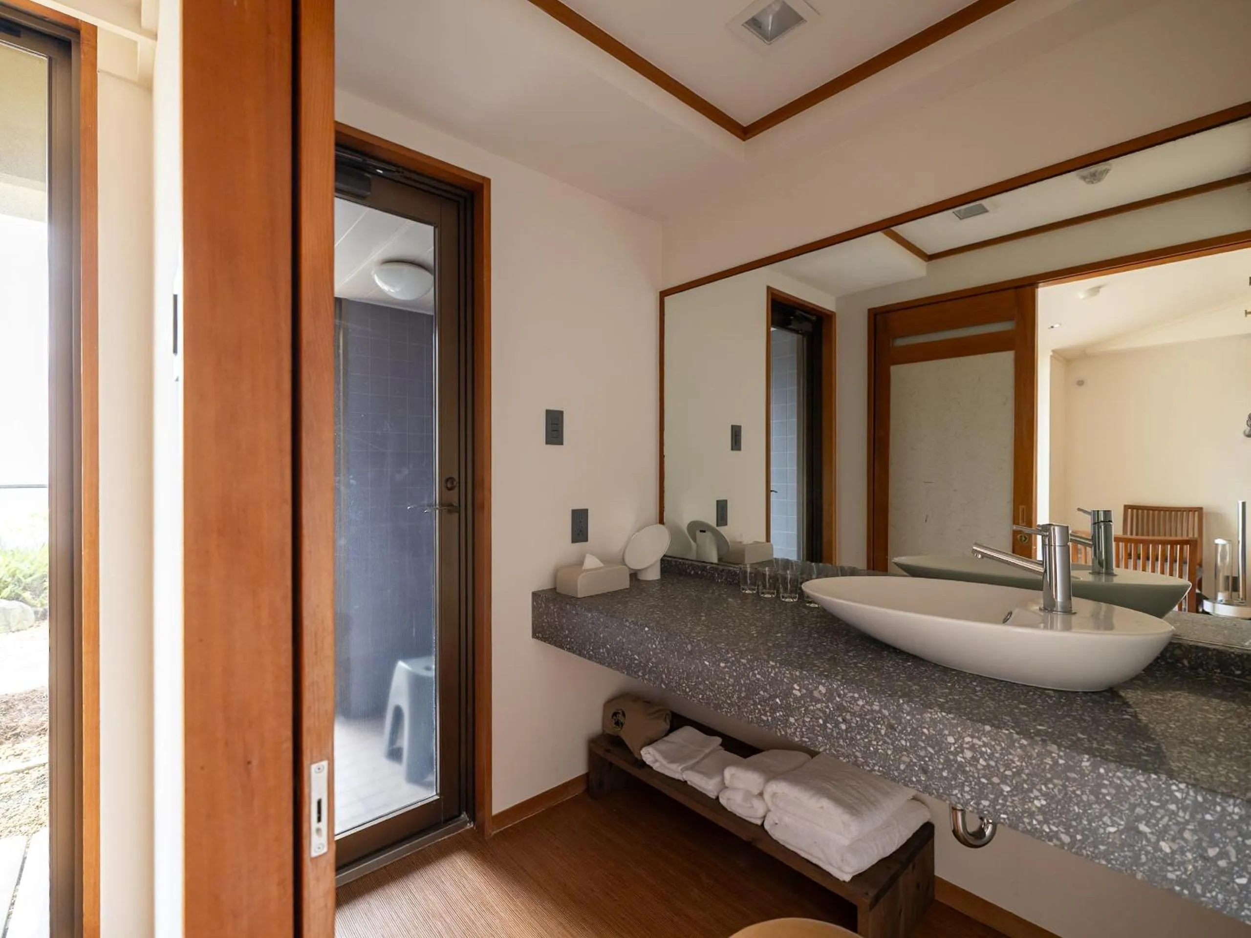 Photo of the whole room in IZU RETREAT by Onko Chishin