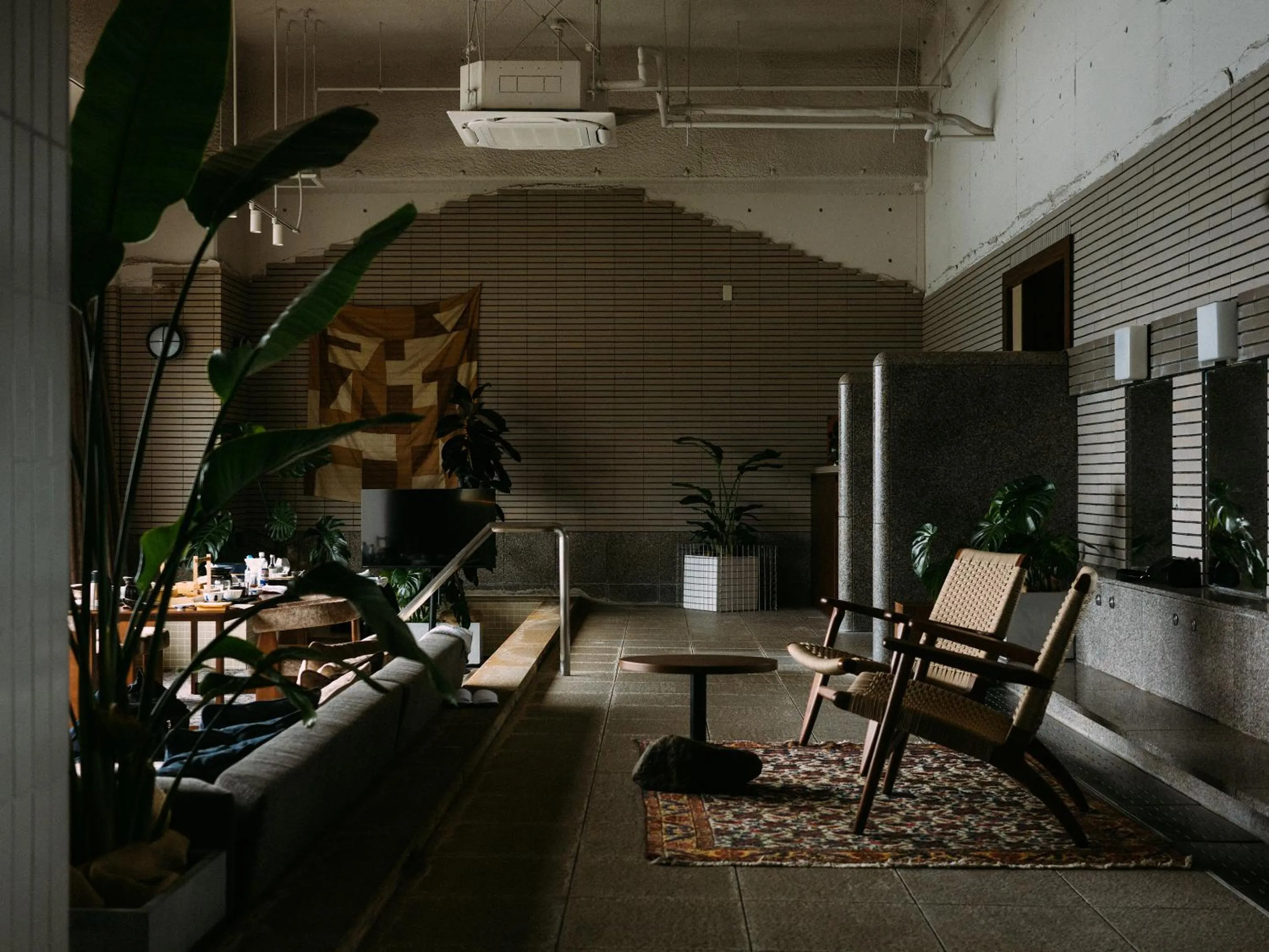 Living room in IZU RETREAT by Onko Chishin