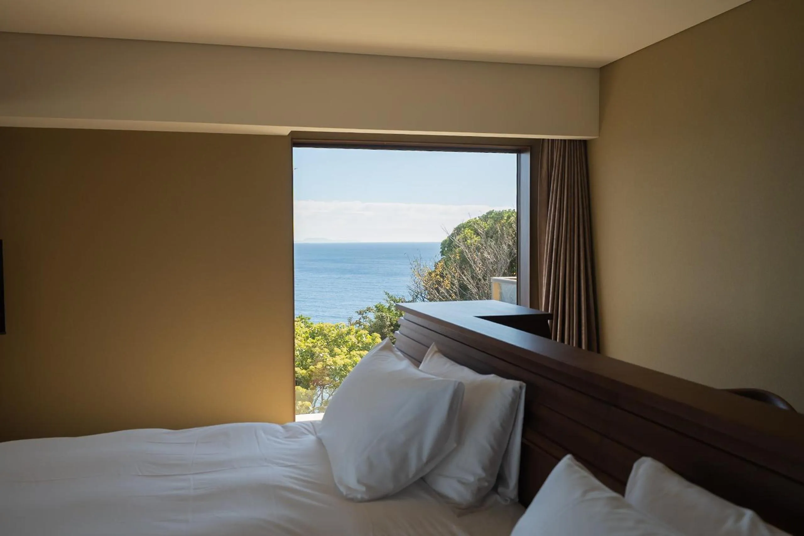 Natural landscape, Bed in IZU RETREAT by Onko Chishin