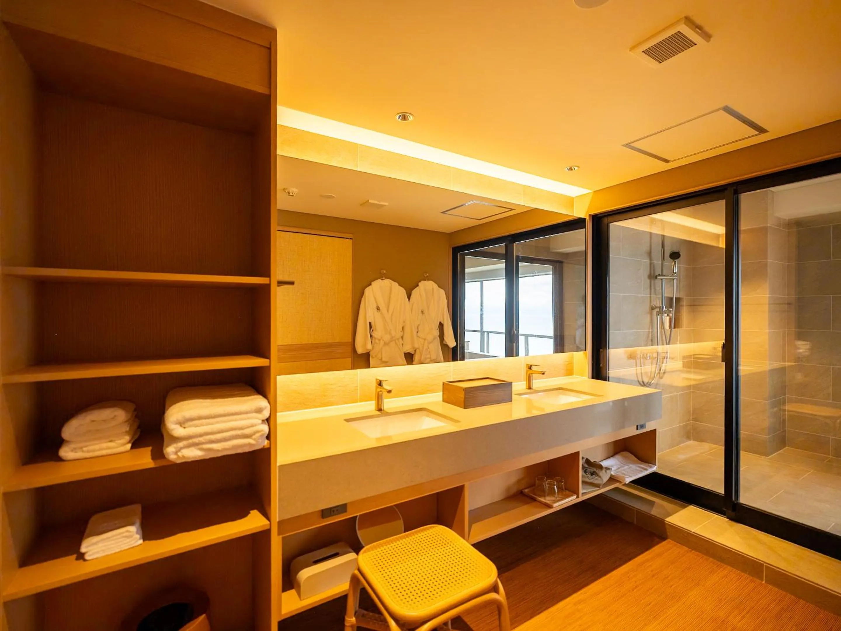 Shower in IZU RETREAT by Onko Chishin