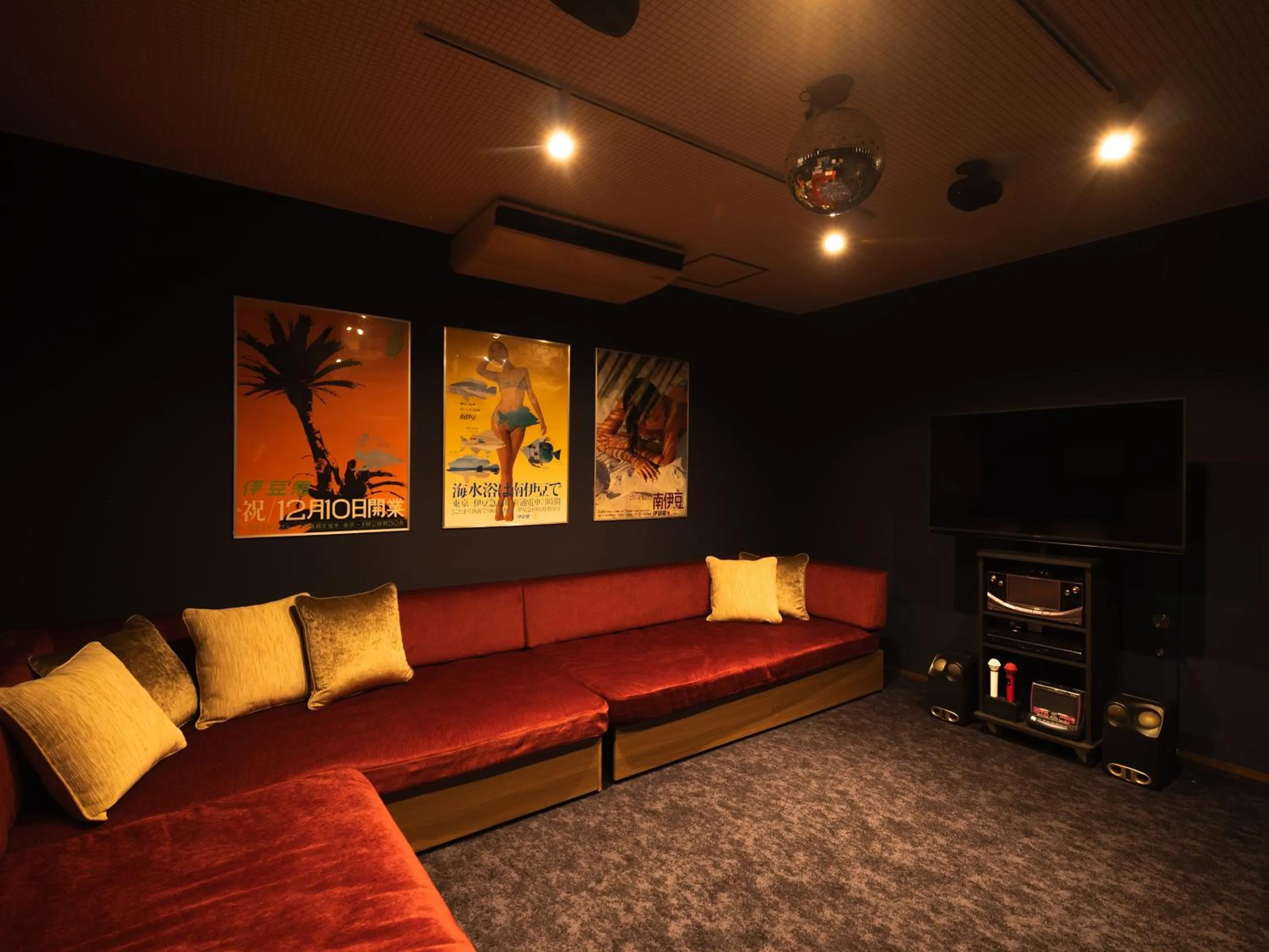 Karaoke in IZU RETREAT by Onko Chishin