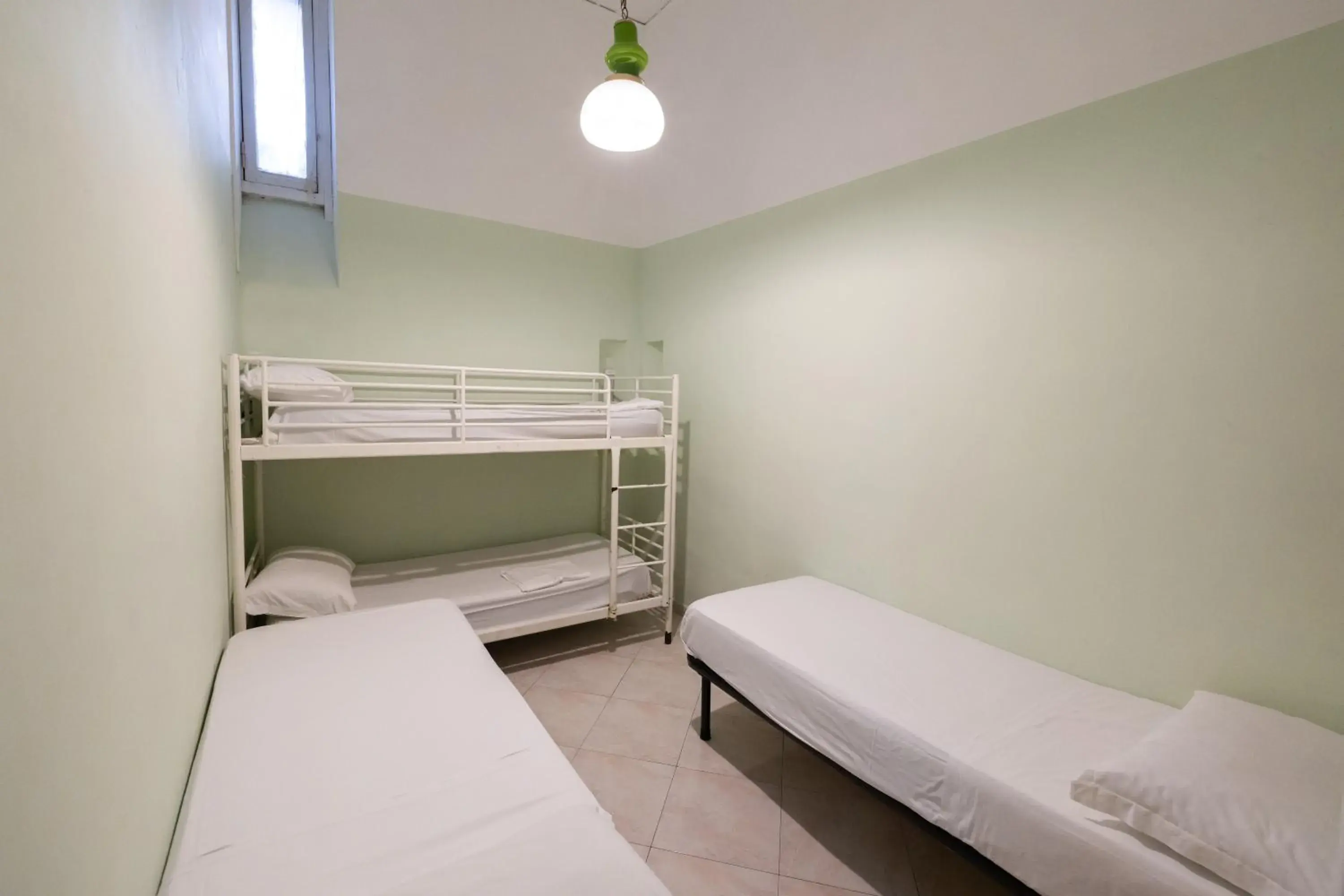 Basic Triple Room with Shared Bathroom - single occupancy in Naples Pizza Hostel Basic Triple Room with Shared Bathroom - single occupancy in Naples Pizza Hostel