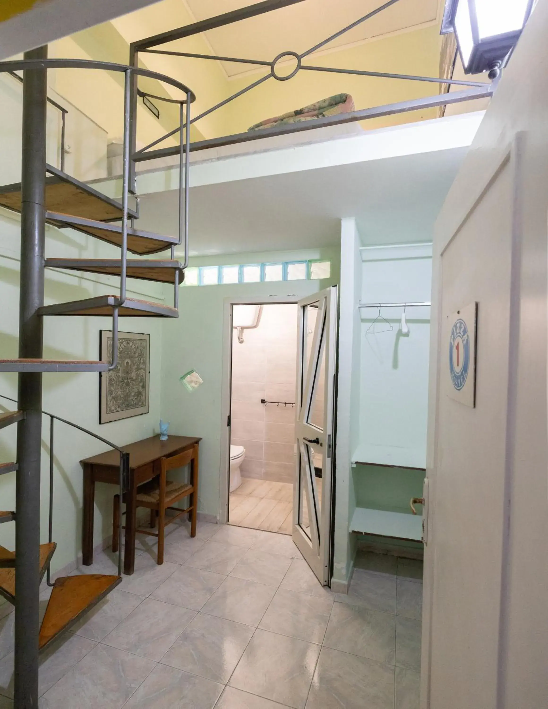 Double Room with Private Bathroom - single occupancy in Naples Pizza Hostel Double Room with Private Bathroom - single occupancy in Naples Pizza Hostel