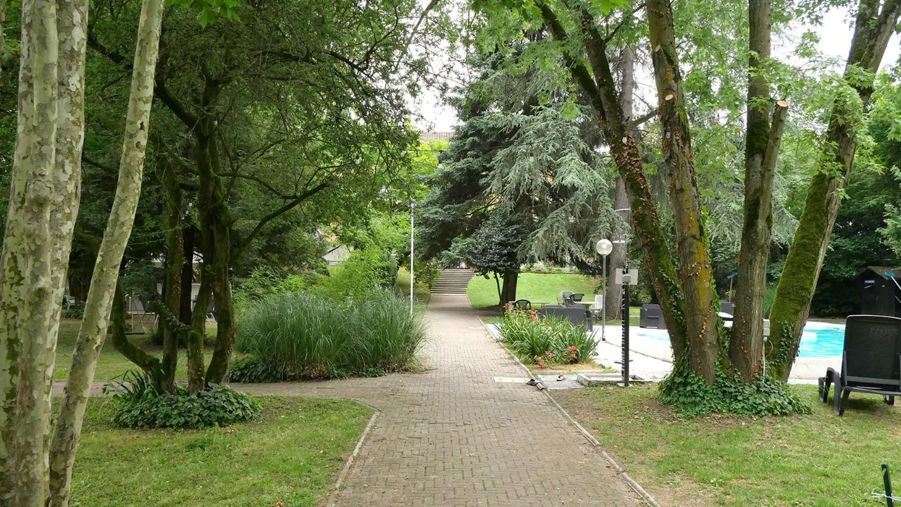 Garden in Bresbot B&B