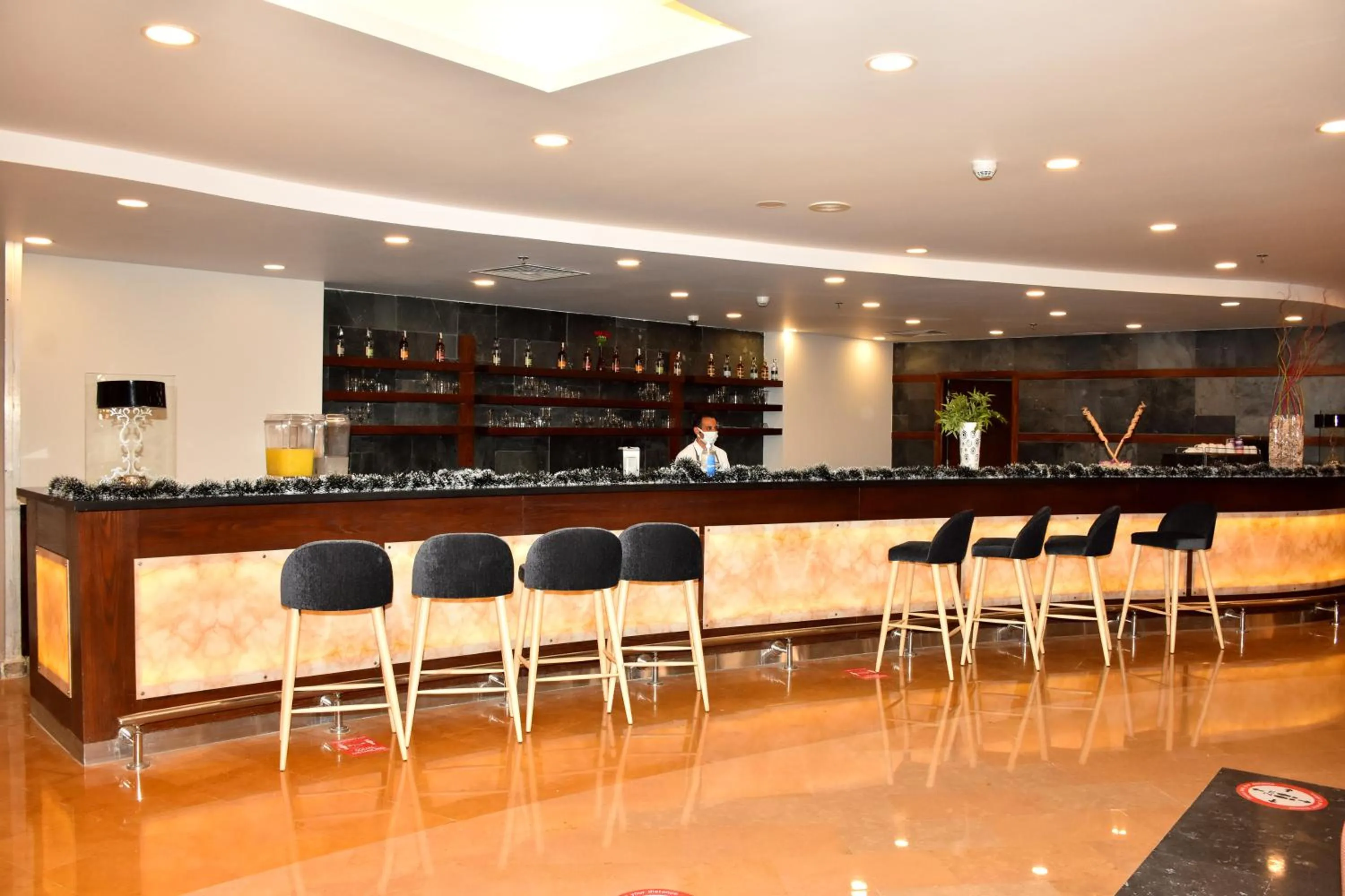 Lounge or bar in Marina Resort Port Ghalib, a member of Radisson Individuals