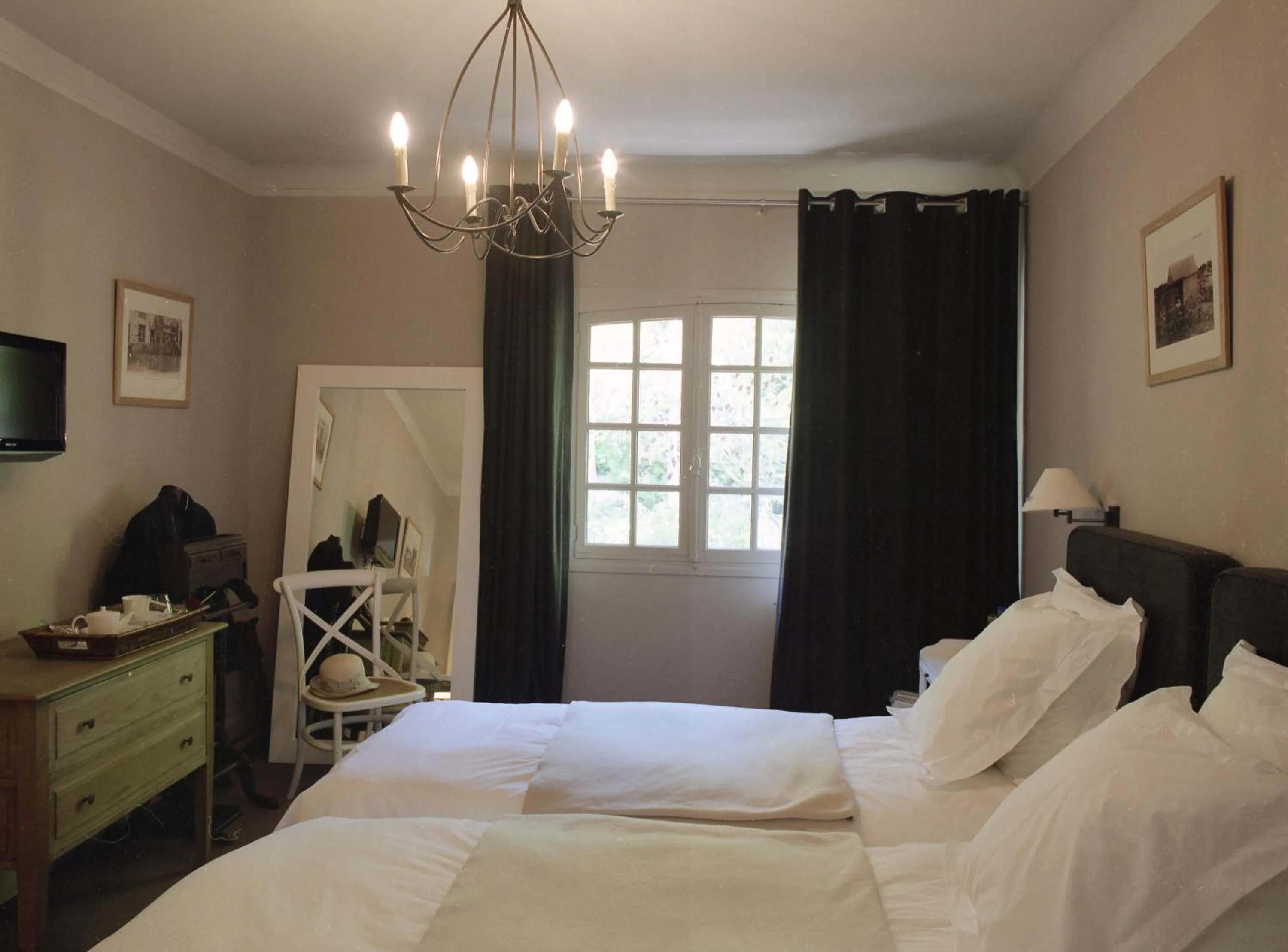 Photo of the whole room, Bed in Hôtel La Licorne & Spa