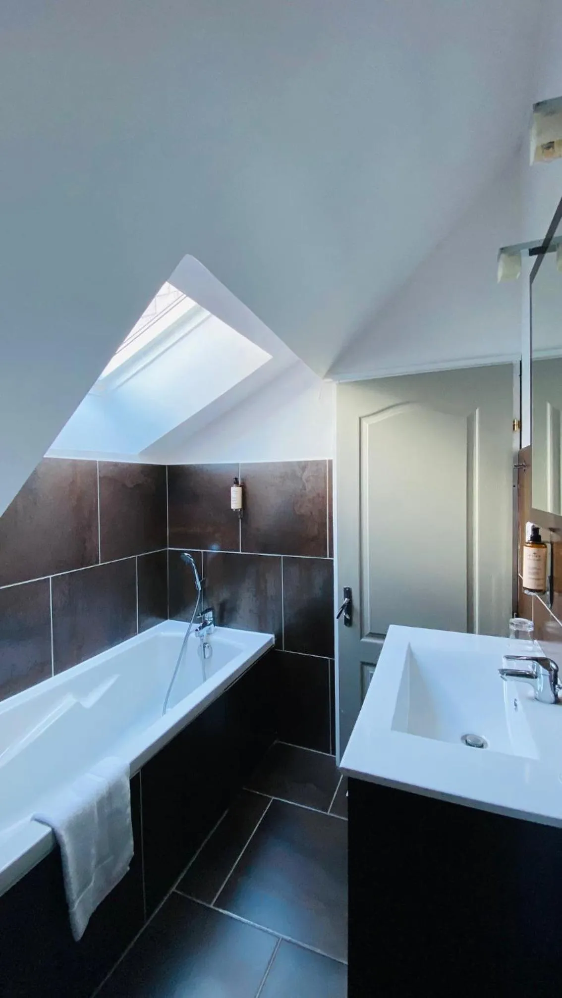 Bathroom in Hôtel La Licorne & Spa