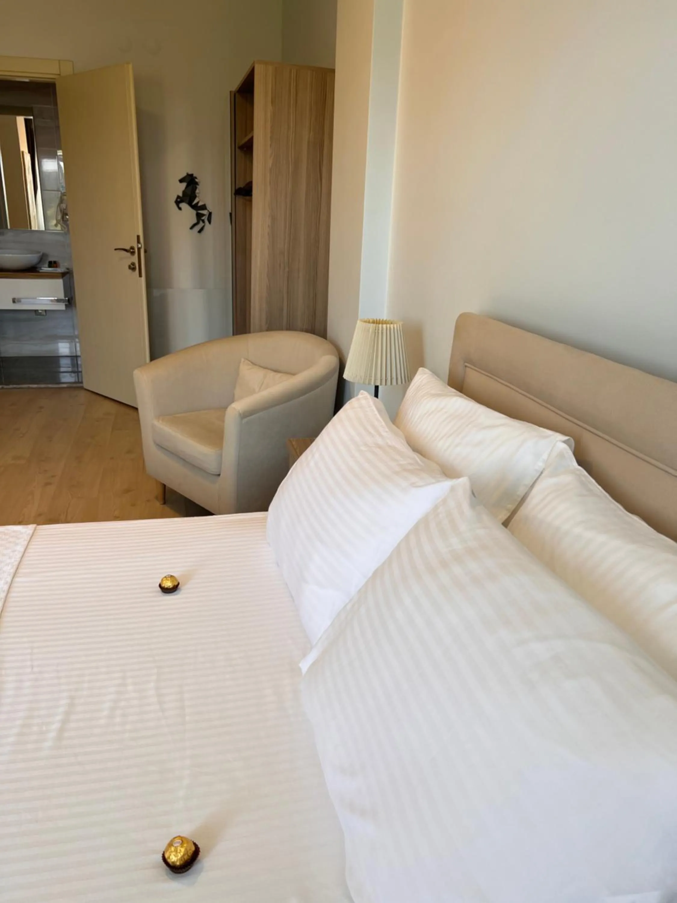 Bedroom, Bed in B. Equine Range Hotel