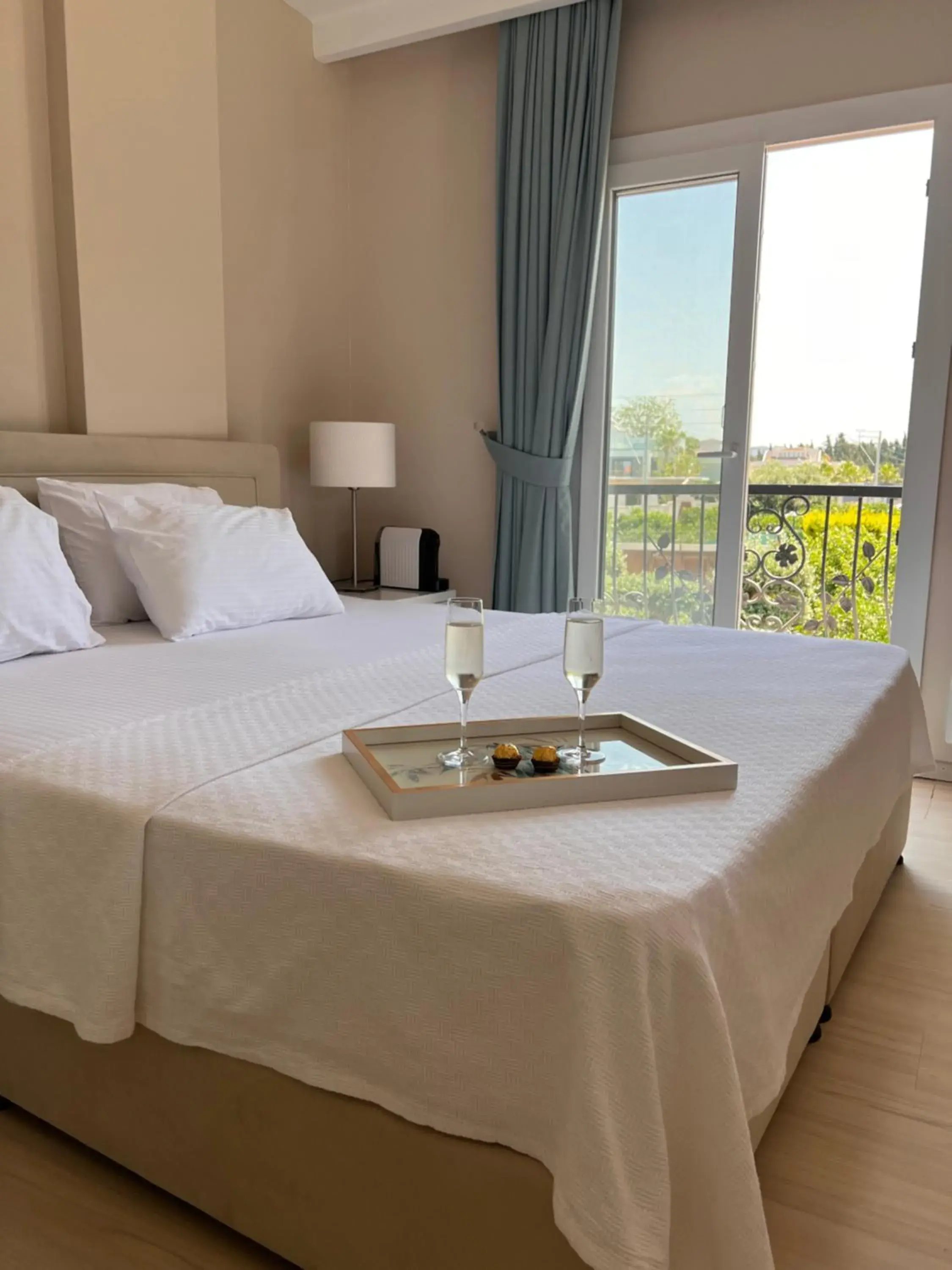 Family Room with Mountain View in B. Equine Range Hotel Family Room with Mountain View in B. Equine Range Hotel