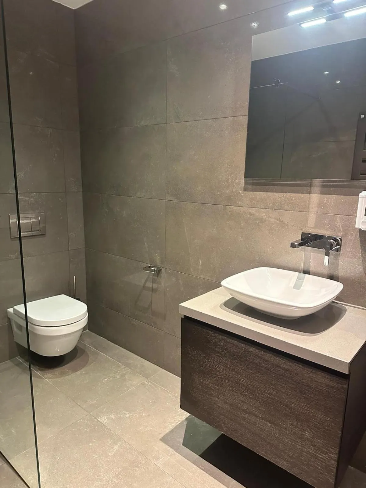 Shower in Hotel Agenda Louise