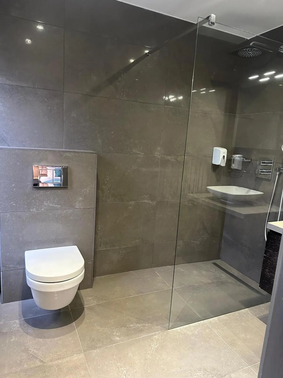 Shower in Hotel Agenda Louise