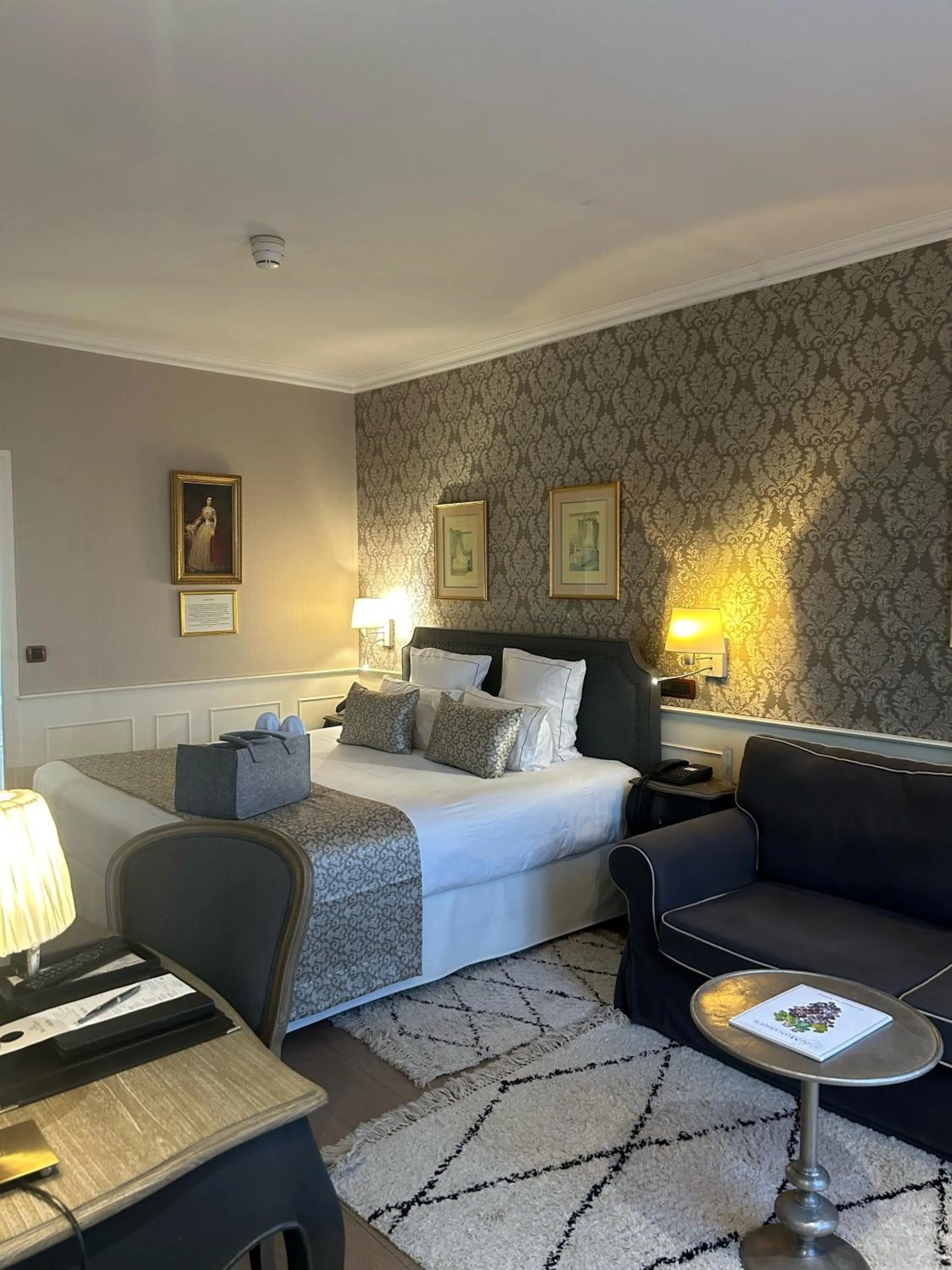 Bed in Hotel & Spa Le Grand Monarque, BW Premier Collection